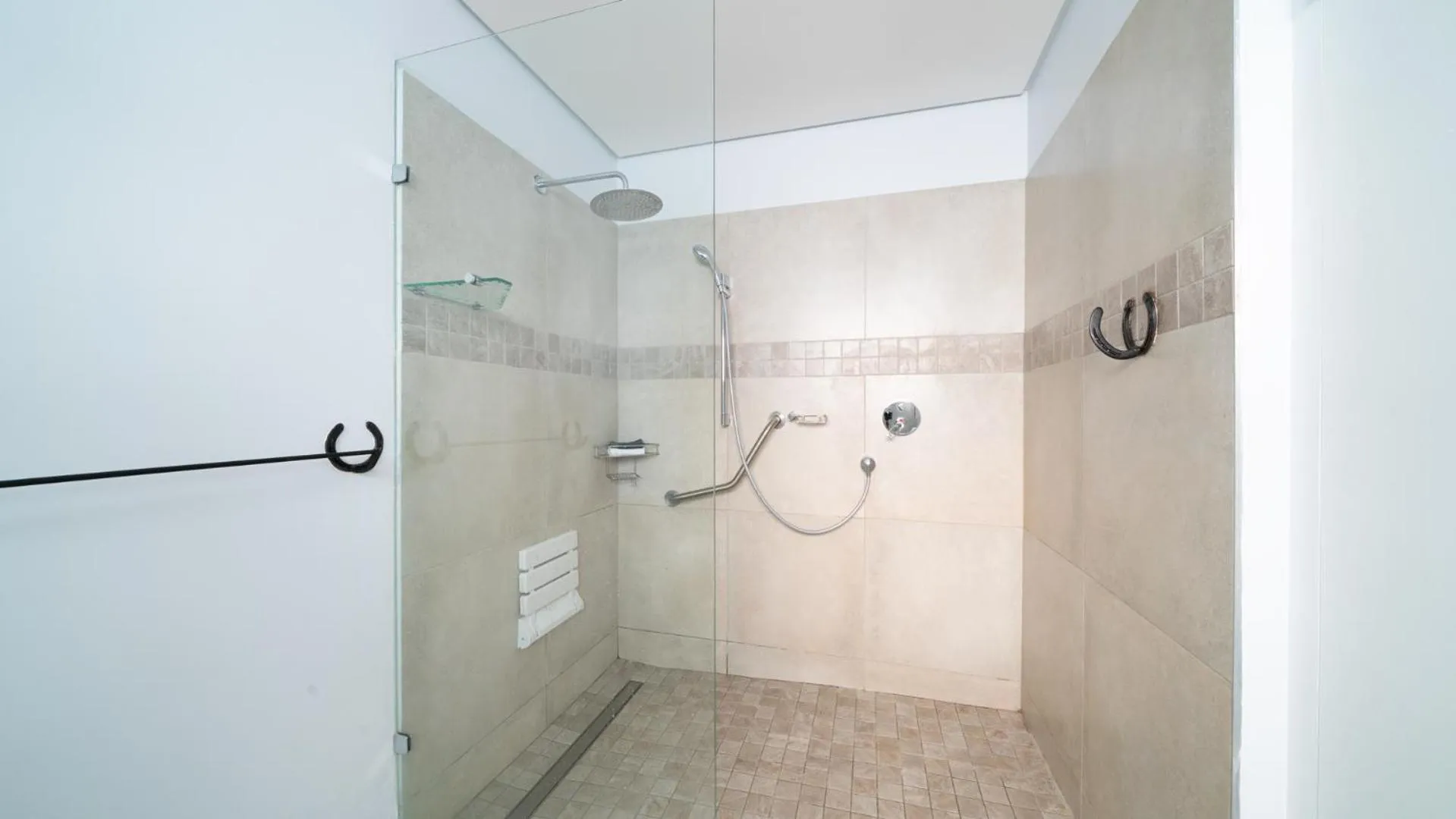 Shower in Equestre BnB