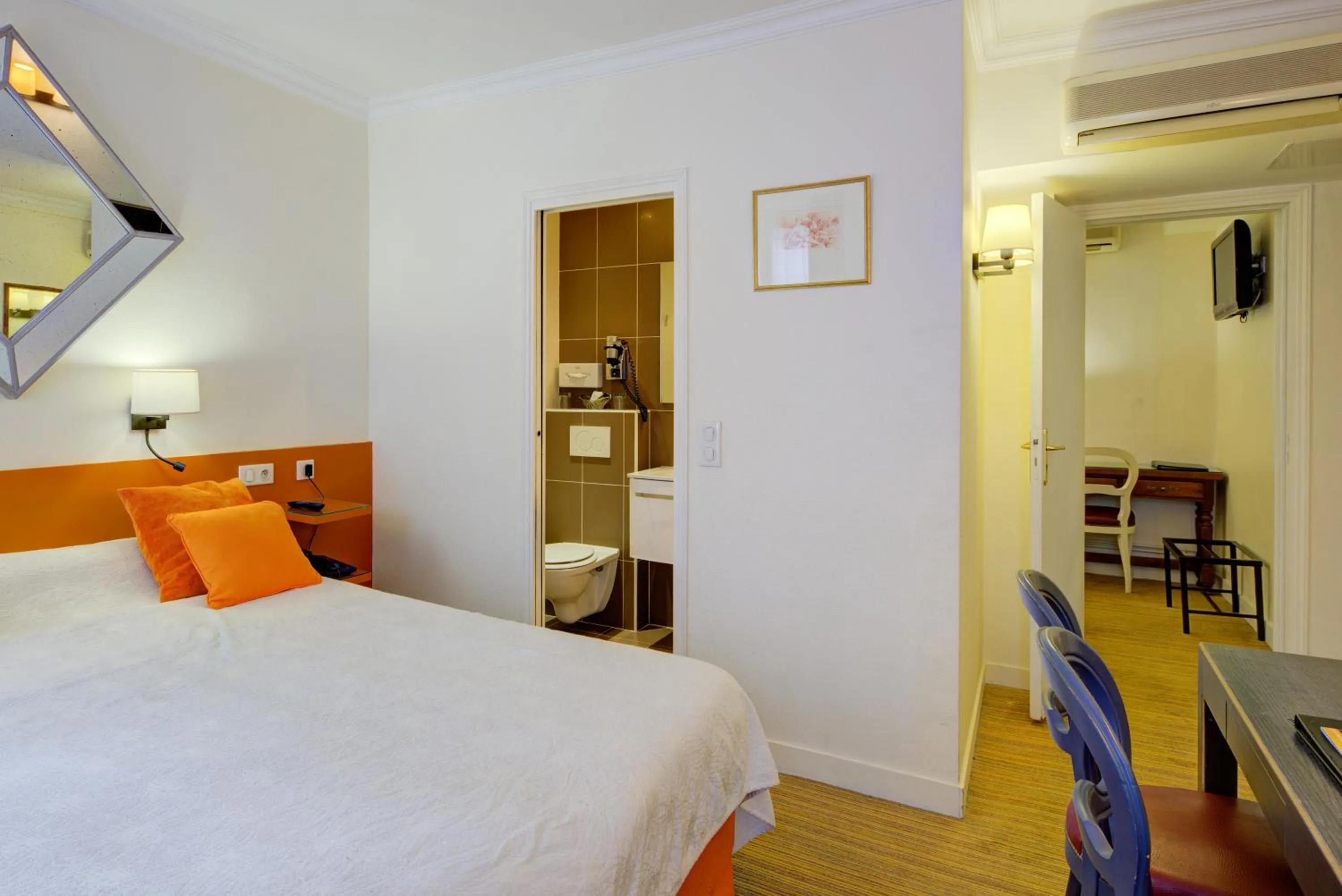 Photo of the whole room, Bed in Hôtel La Sanguine