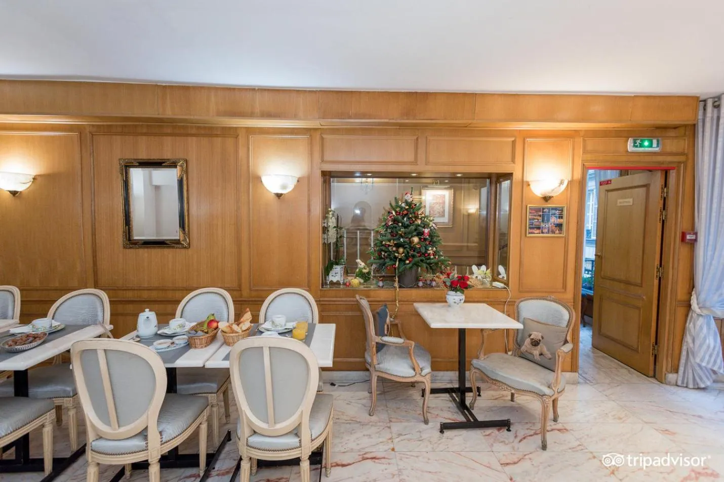 Lobby or reception in Hôtel La Sanguine