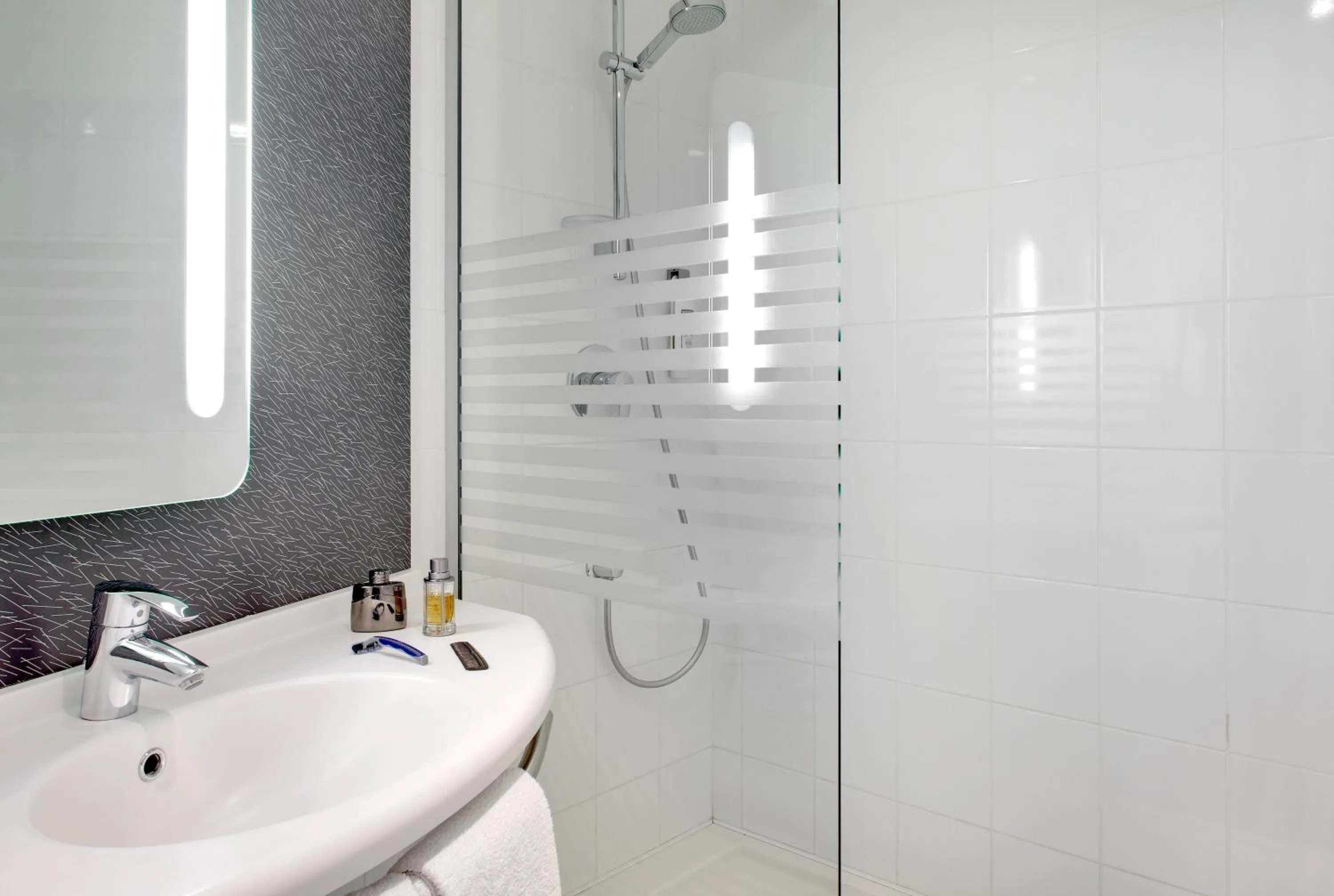 Shower in ibis Montceau les Mines