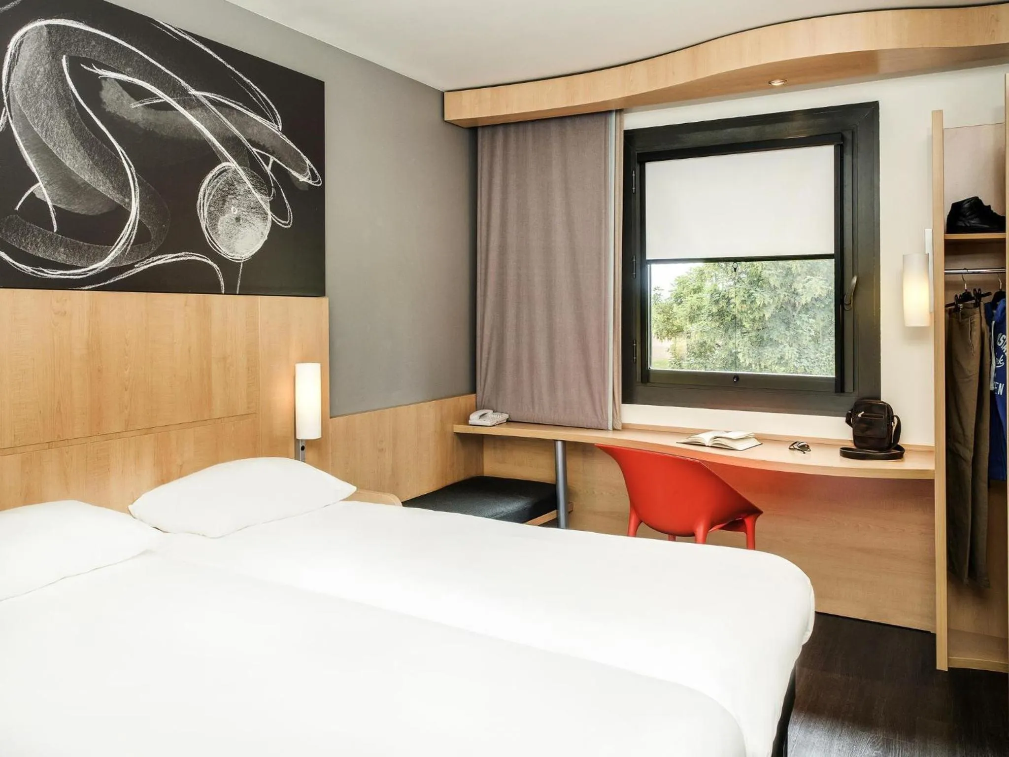 Bedroom, Bed in ibis Montceau les Mines