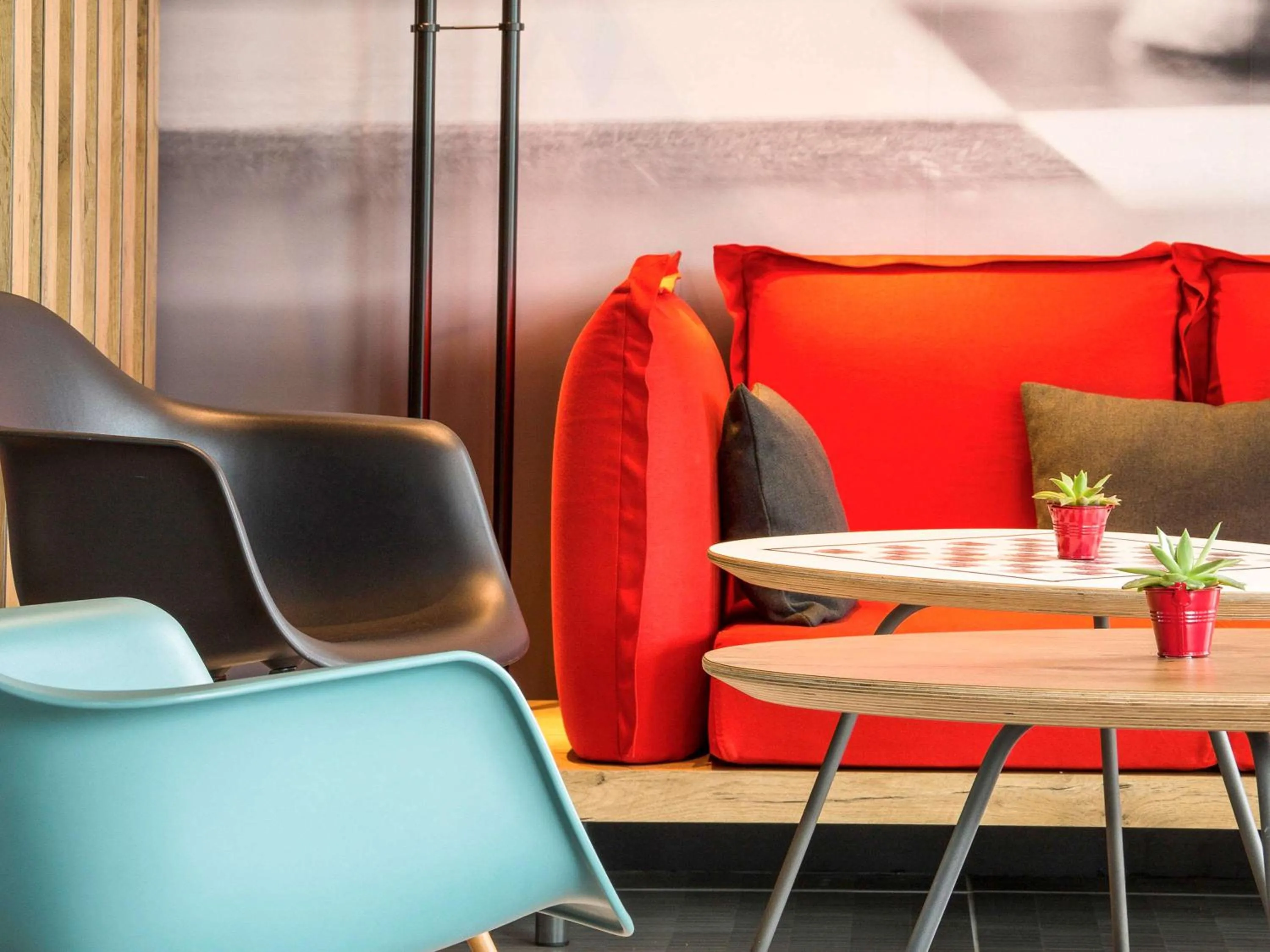 Lounge or bar in ibis Montceau les Mines