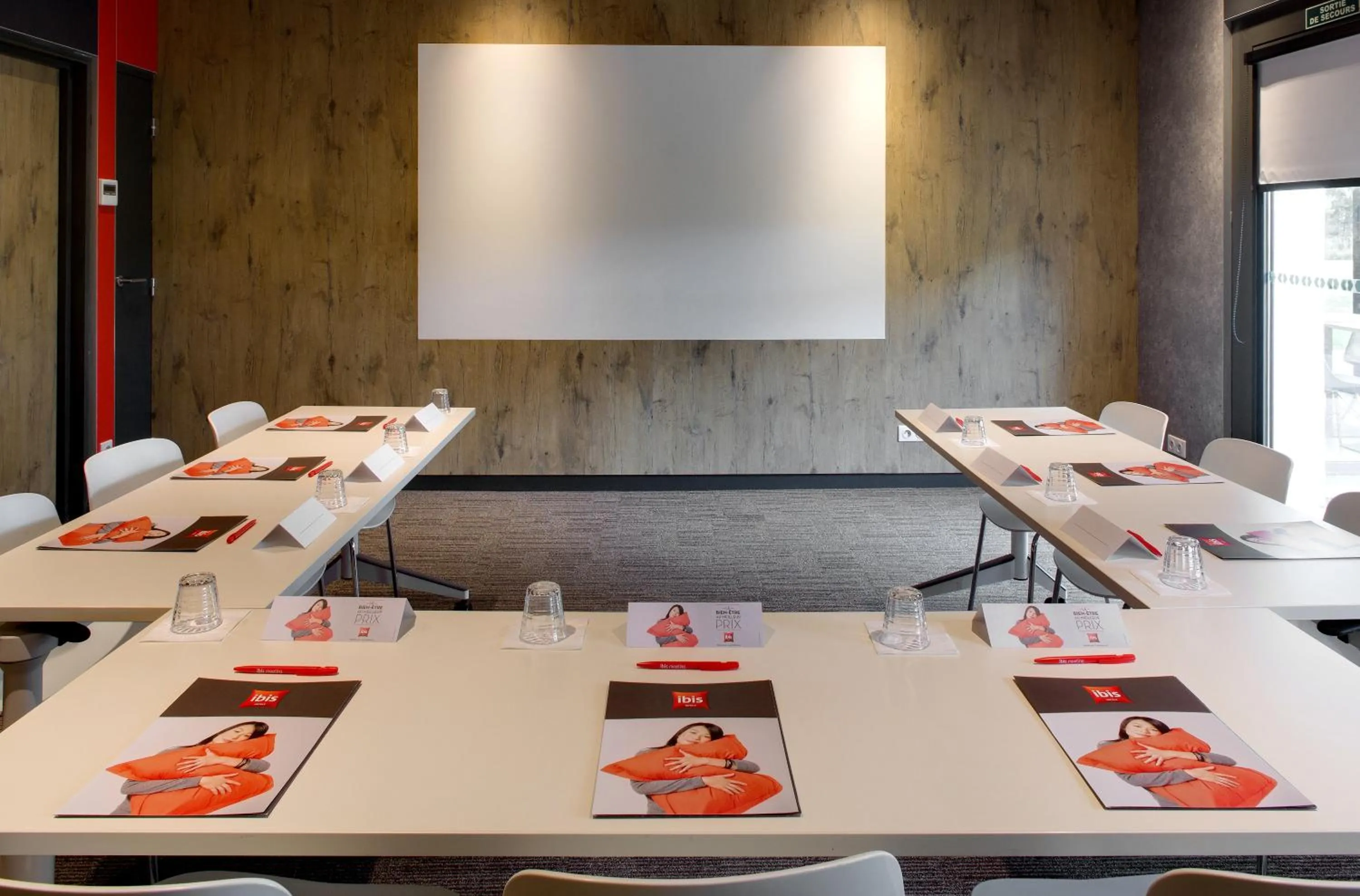 Living room in ibis Montceau les Mines