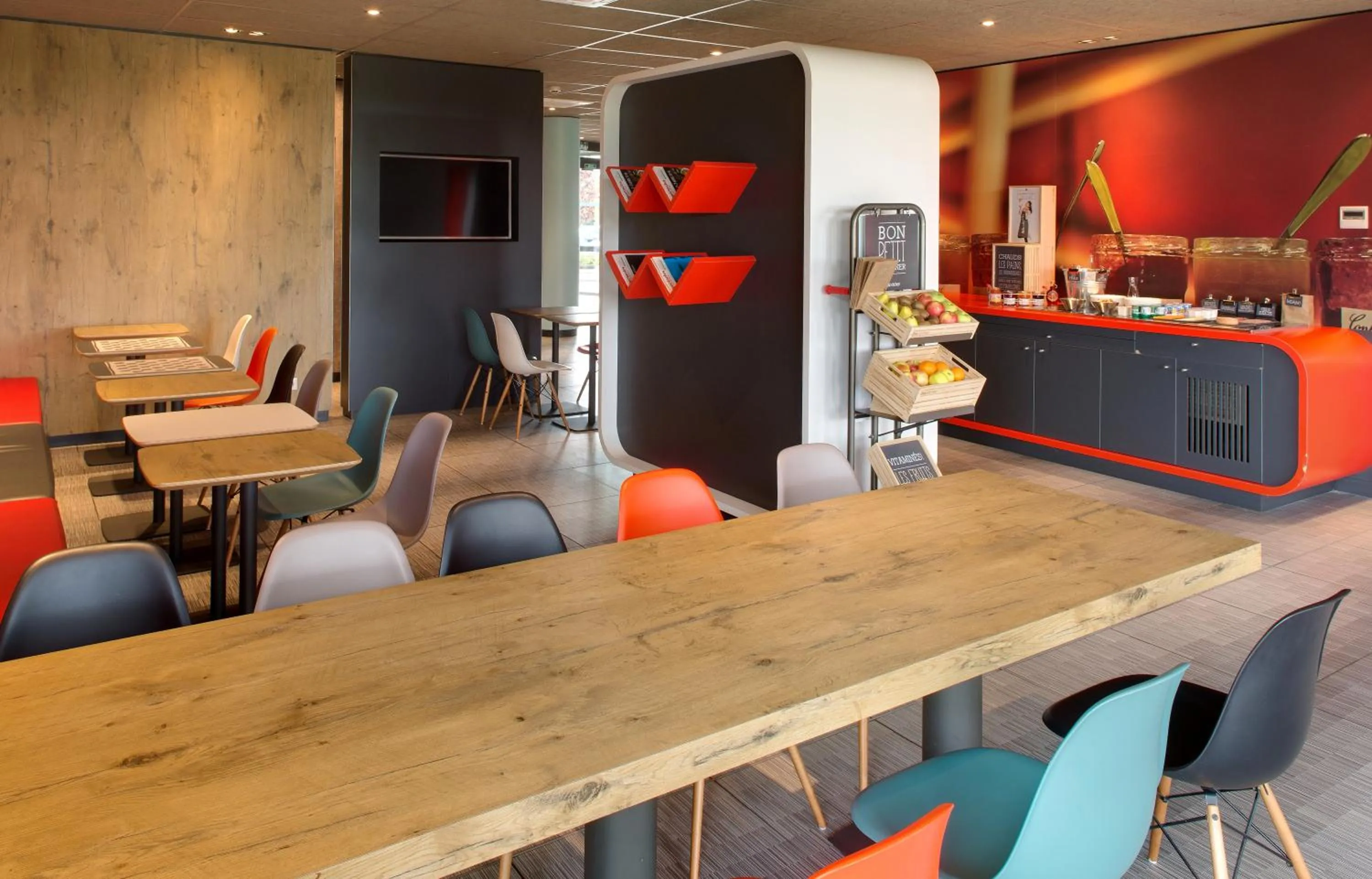 Dining area in ibis Montceau les Mines