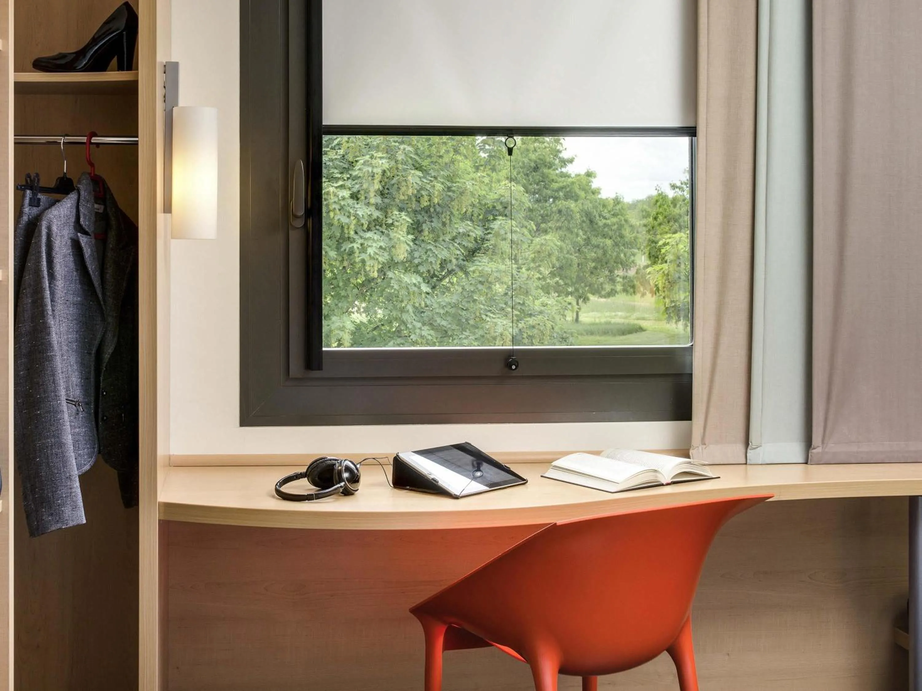 Photo of the whole room in ibis Montceau les Mines