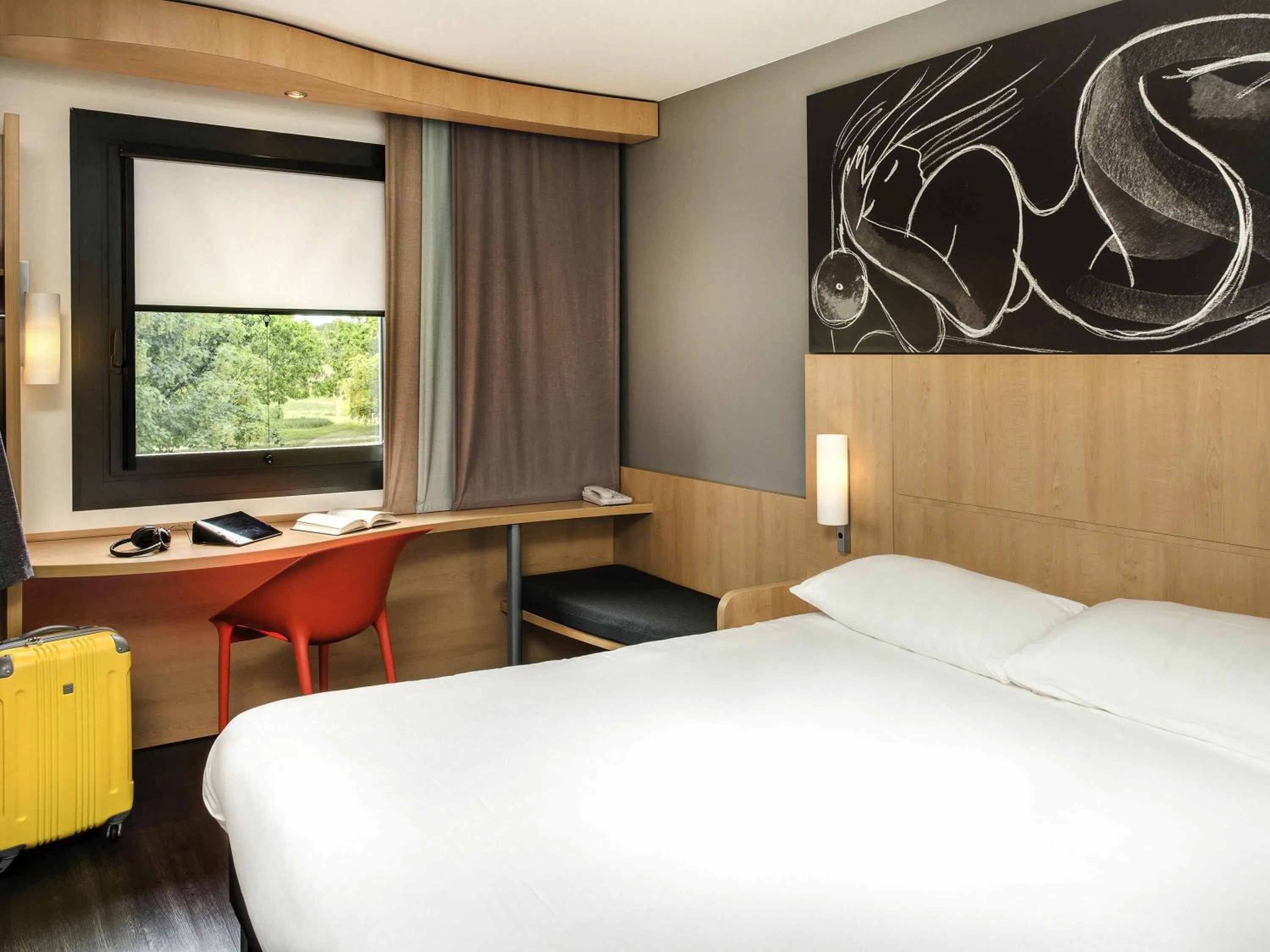 Photo of the whole room, Bed in ibis Montceau les Mines