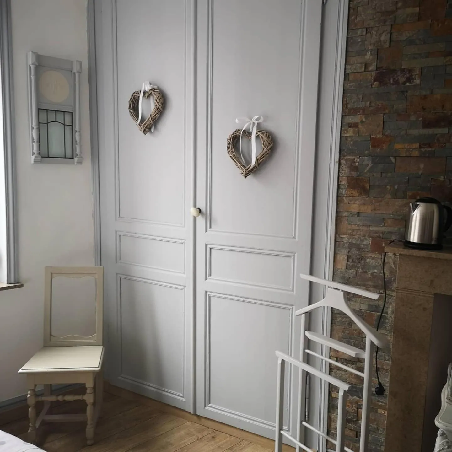 Photo of the whole room, Bed in Une affaire de famille