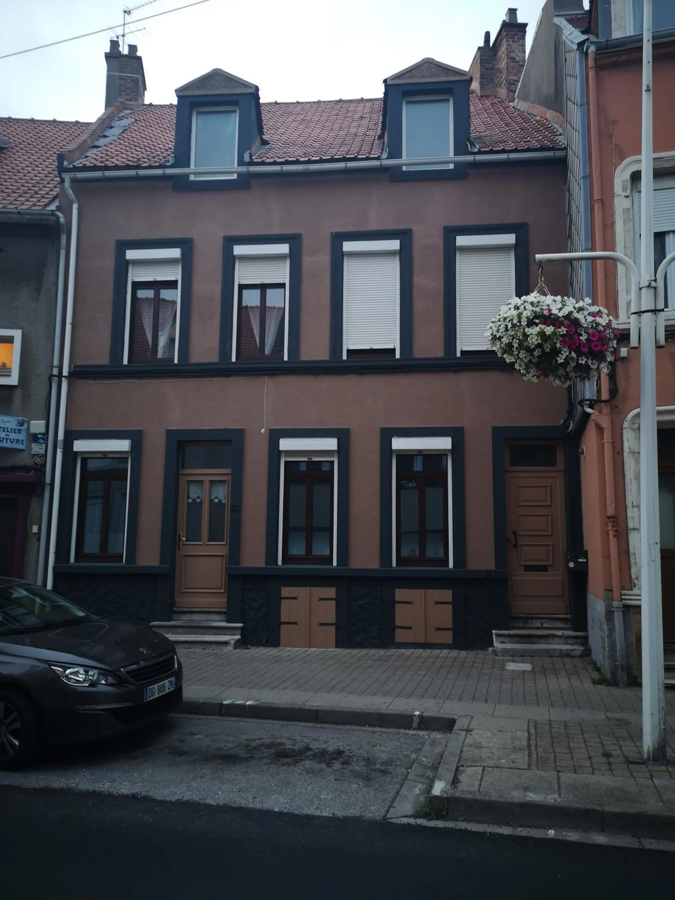 Property building in Une affaire de famille