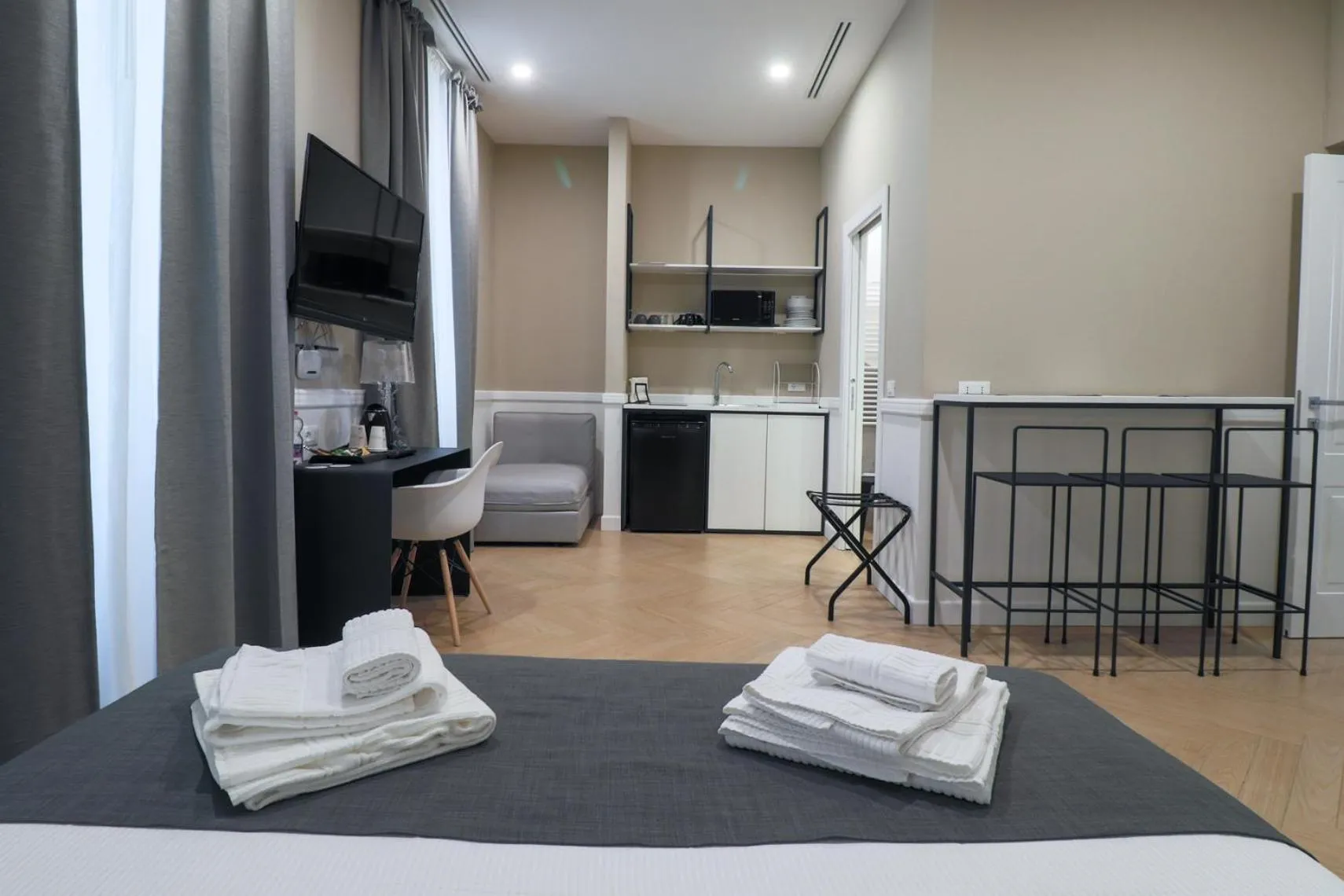 TV and multimedia, Bed in Elisabeth Boutique Rooms