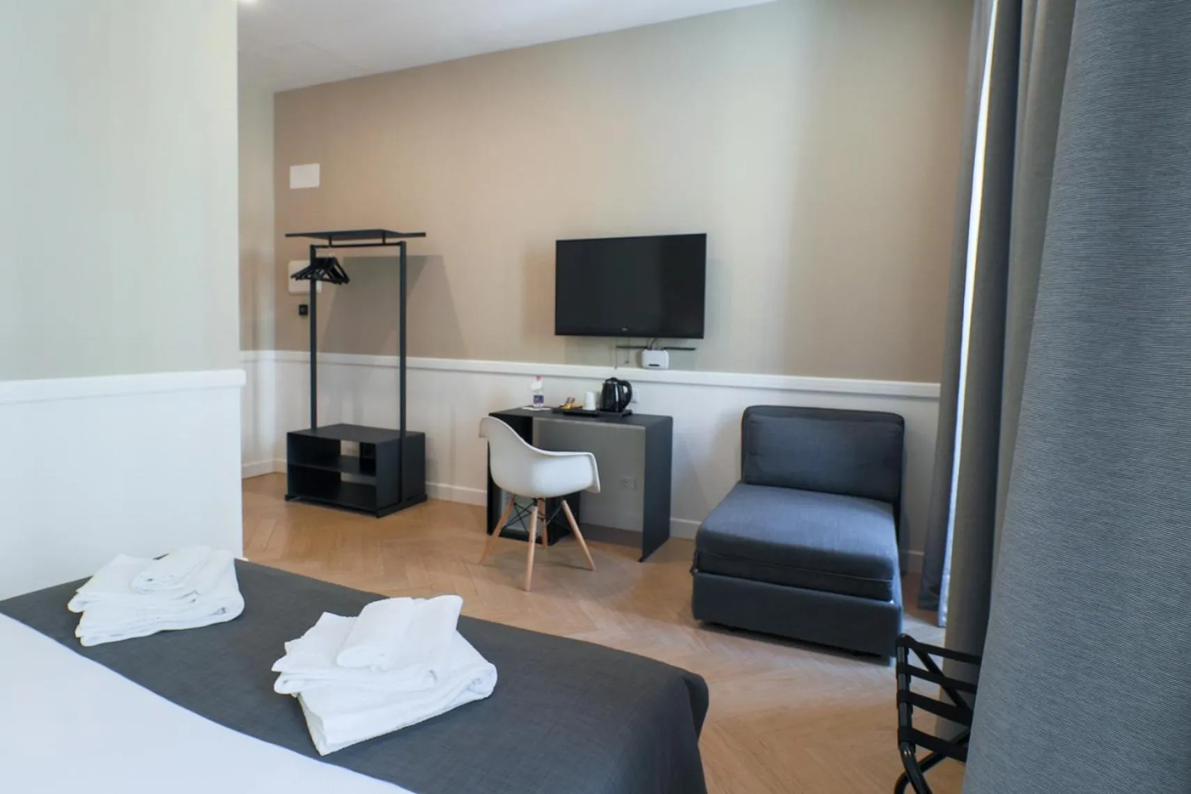 TV and multimedia, Bed in Elisabeth Boutique Rooms