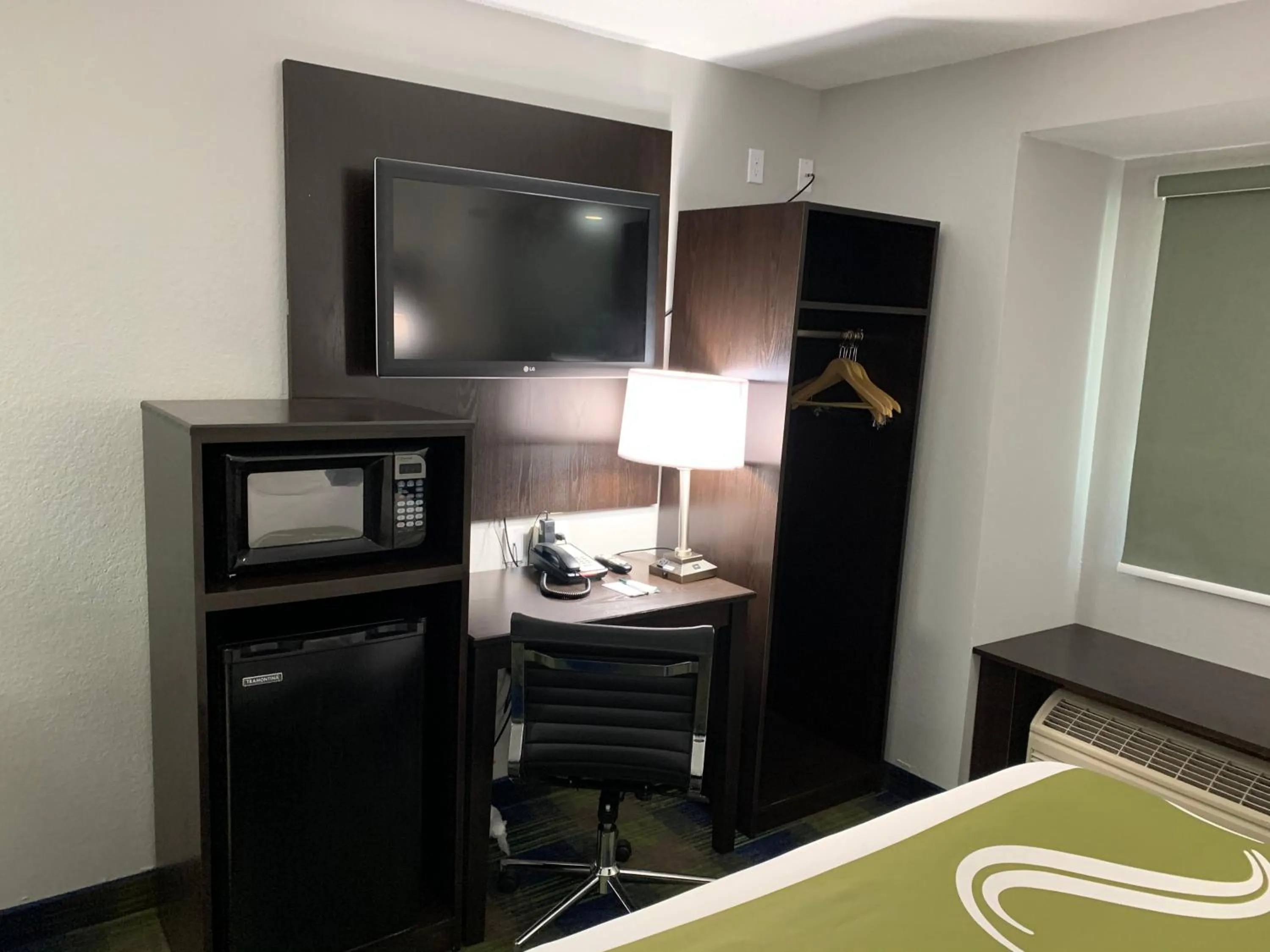 TV and multimedia, Bed in Quality Inn Owatonna Near Medical Center