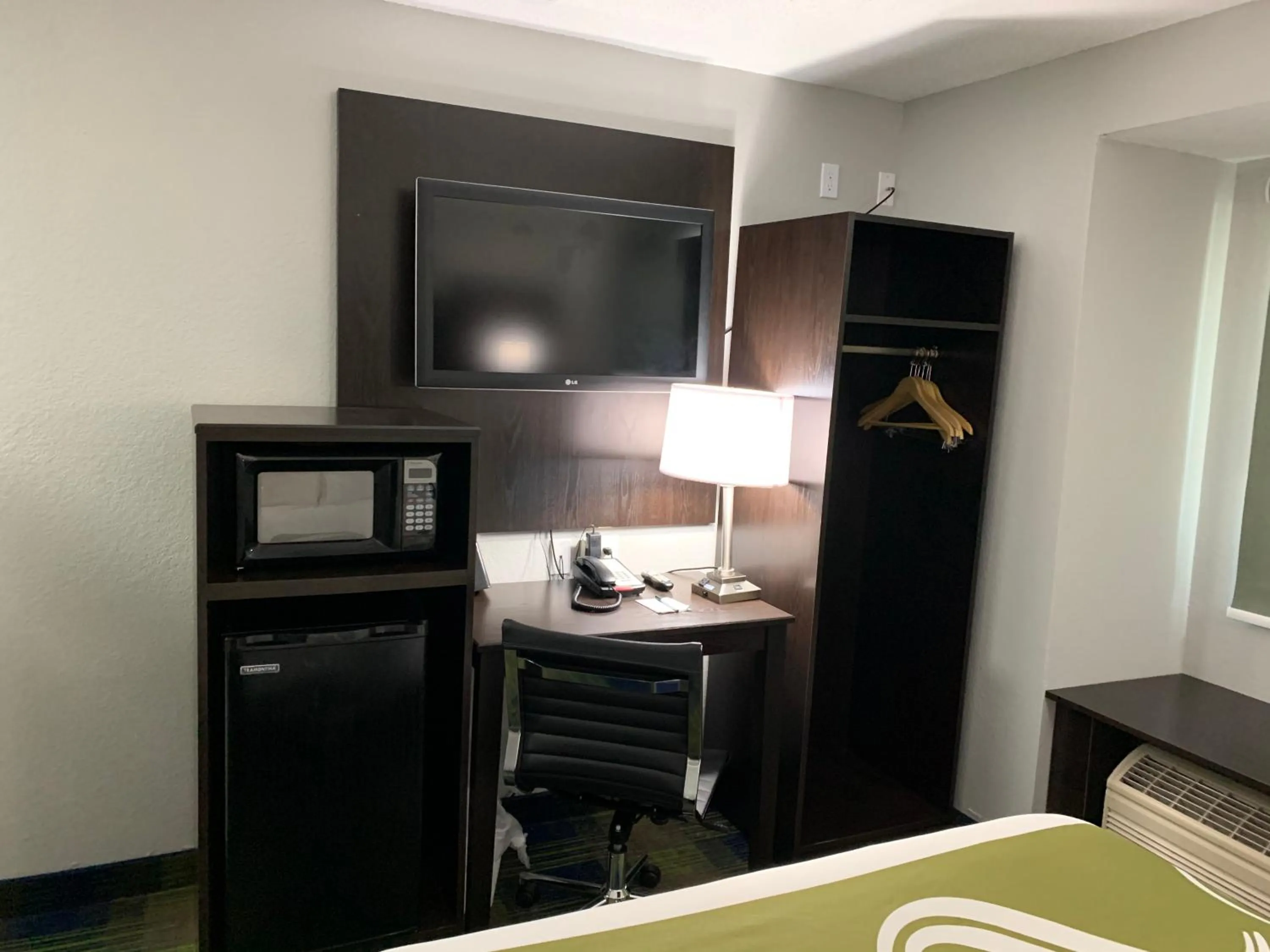 TV and multimedia, Bed in Quality Inn Owatonna Near Medical Center