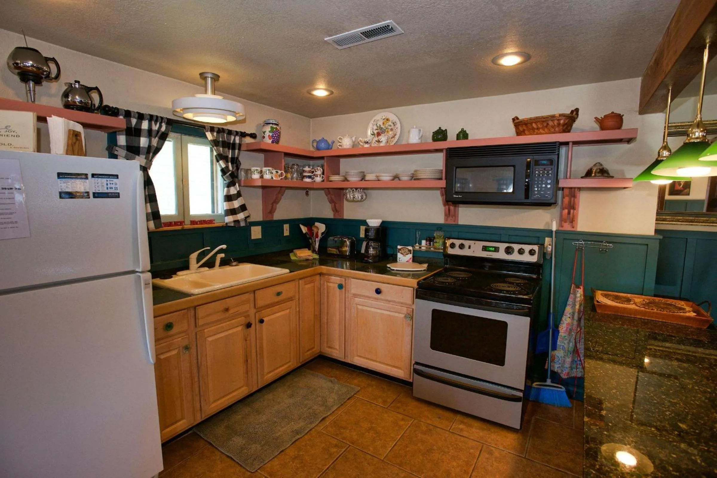 Kitchen or kitchenette in Cottage Inn by Casago McCall - Donerightmanagement