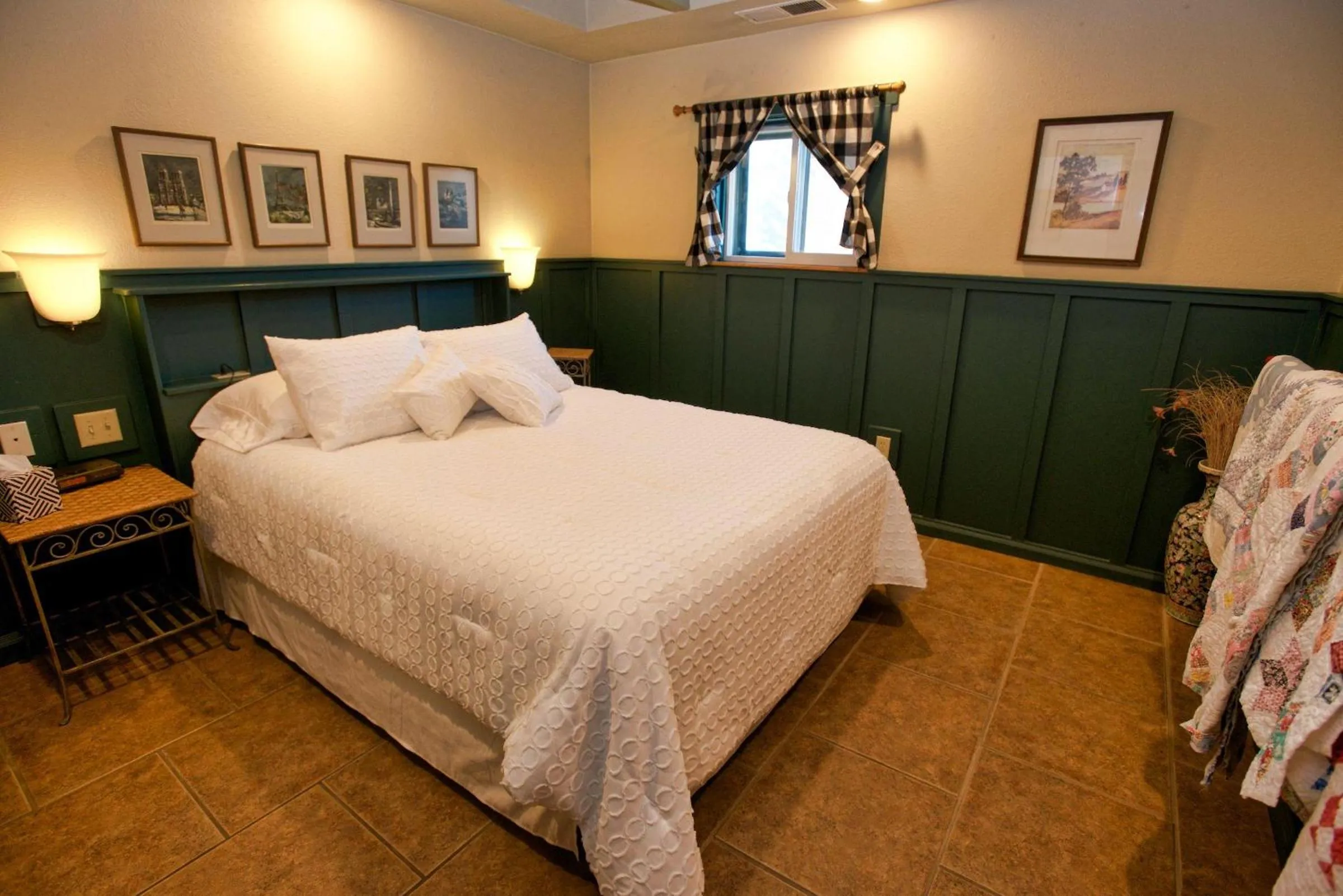 Bed in Cottage Inn by Casago McCall - Donerightmanagement