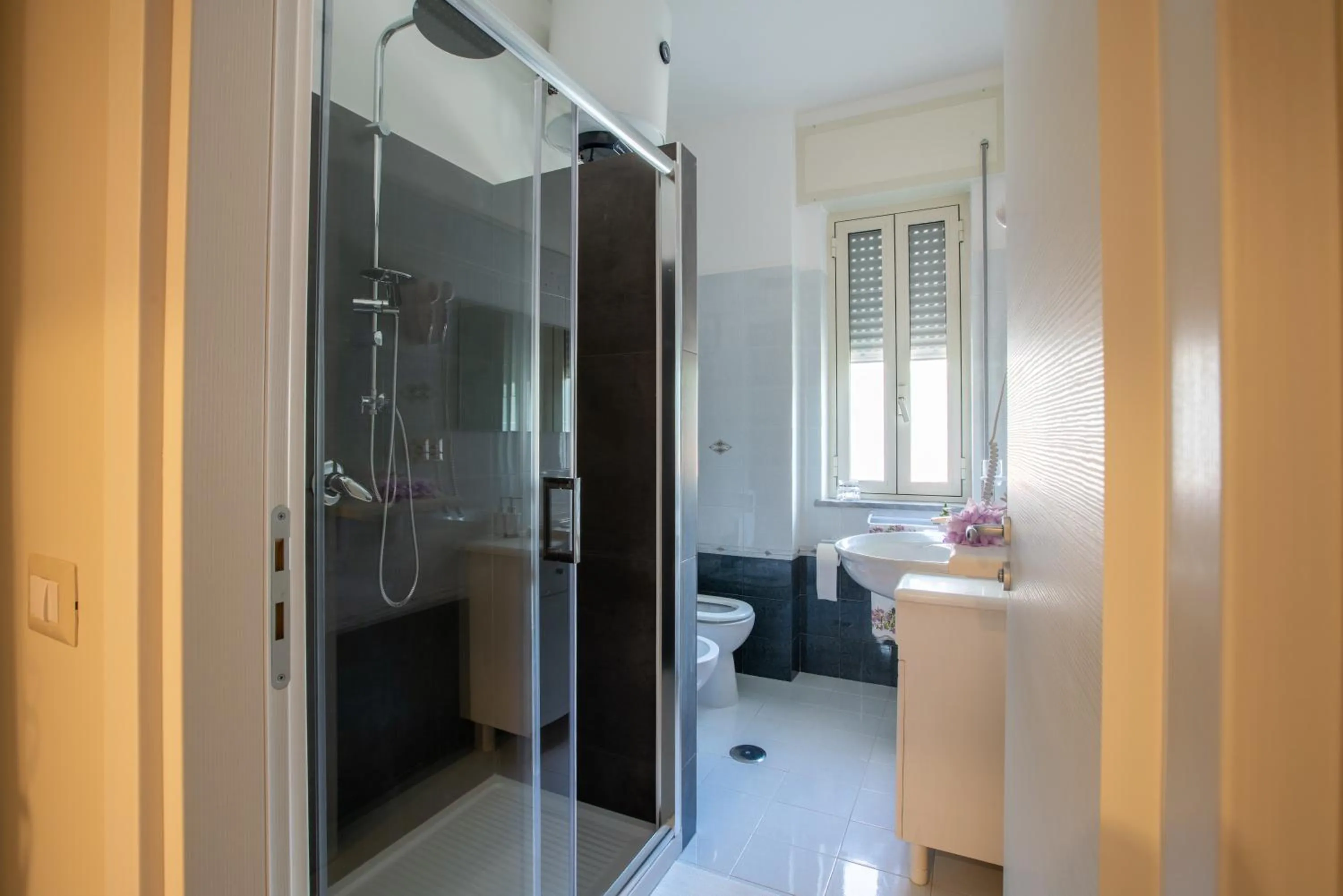 Shower, Bed in B&B L'Abbraccio