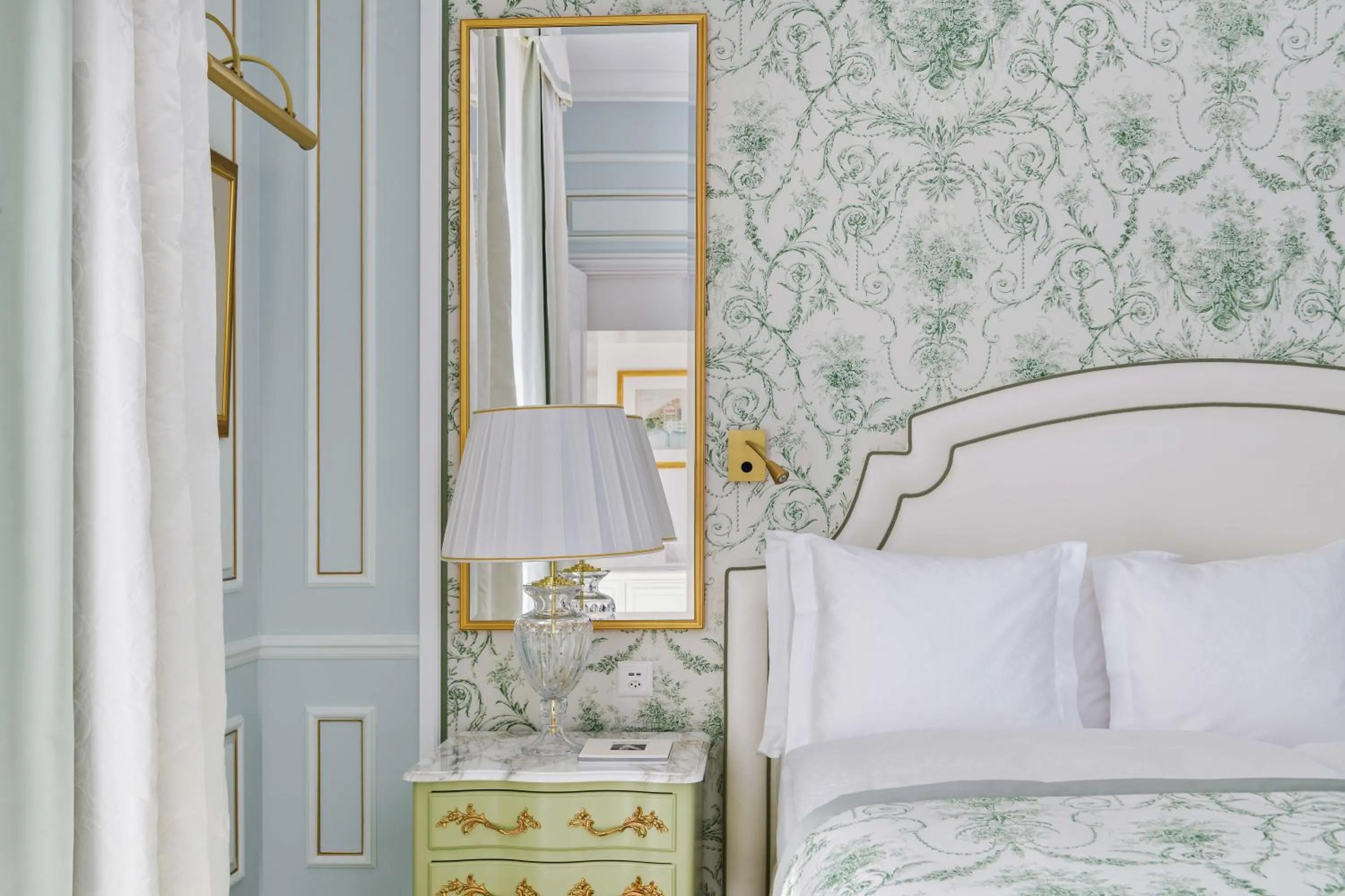 Bedroom, Bed in Beau-Rivage Palace