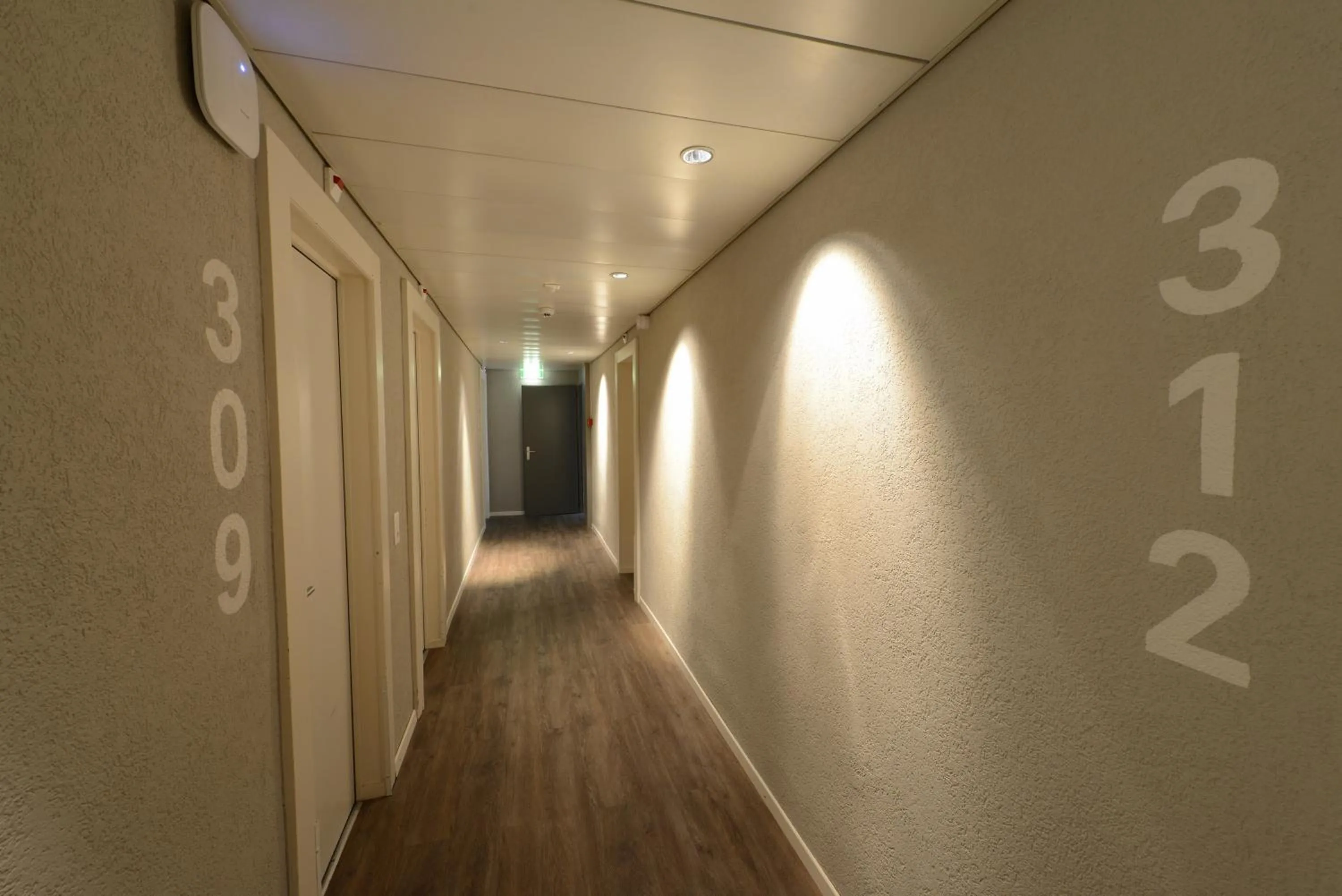 Text overlay in Hôtel du Marché