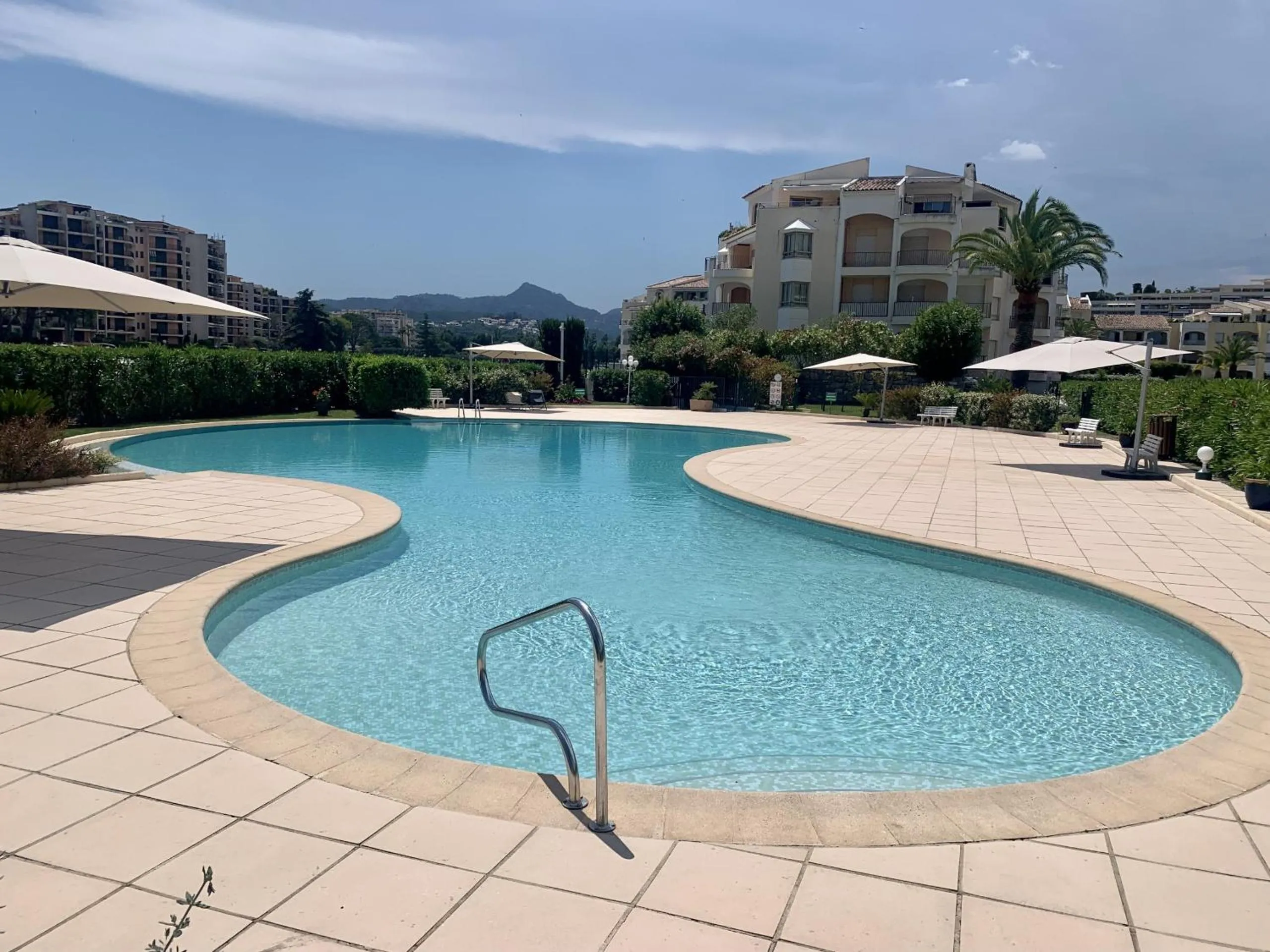 Pool view in Studio moderne - Port de Mandelieu - Proche Mer