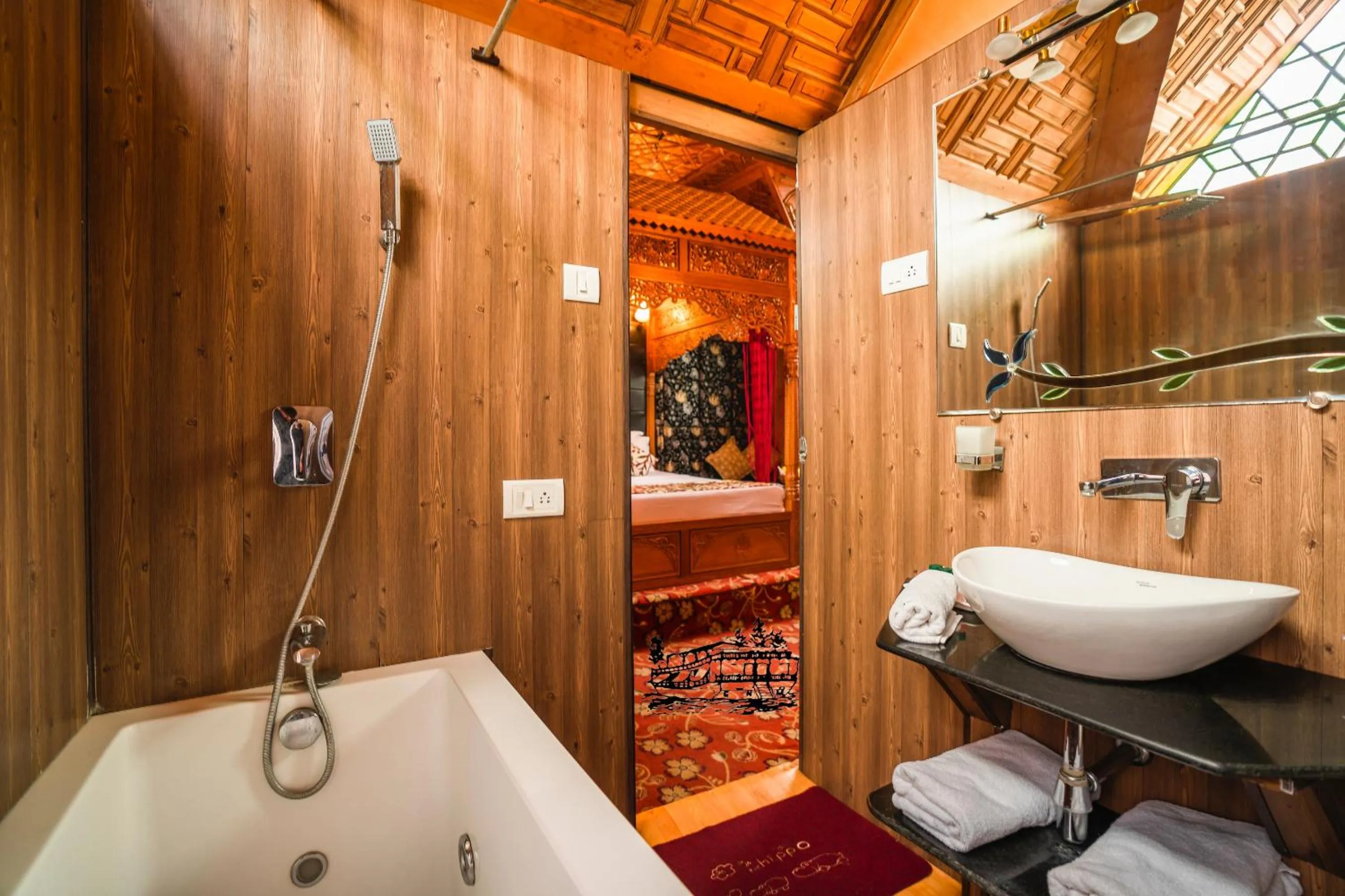 Suite in New Jacquline Heritage Houseboats