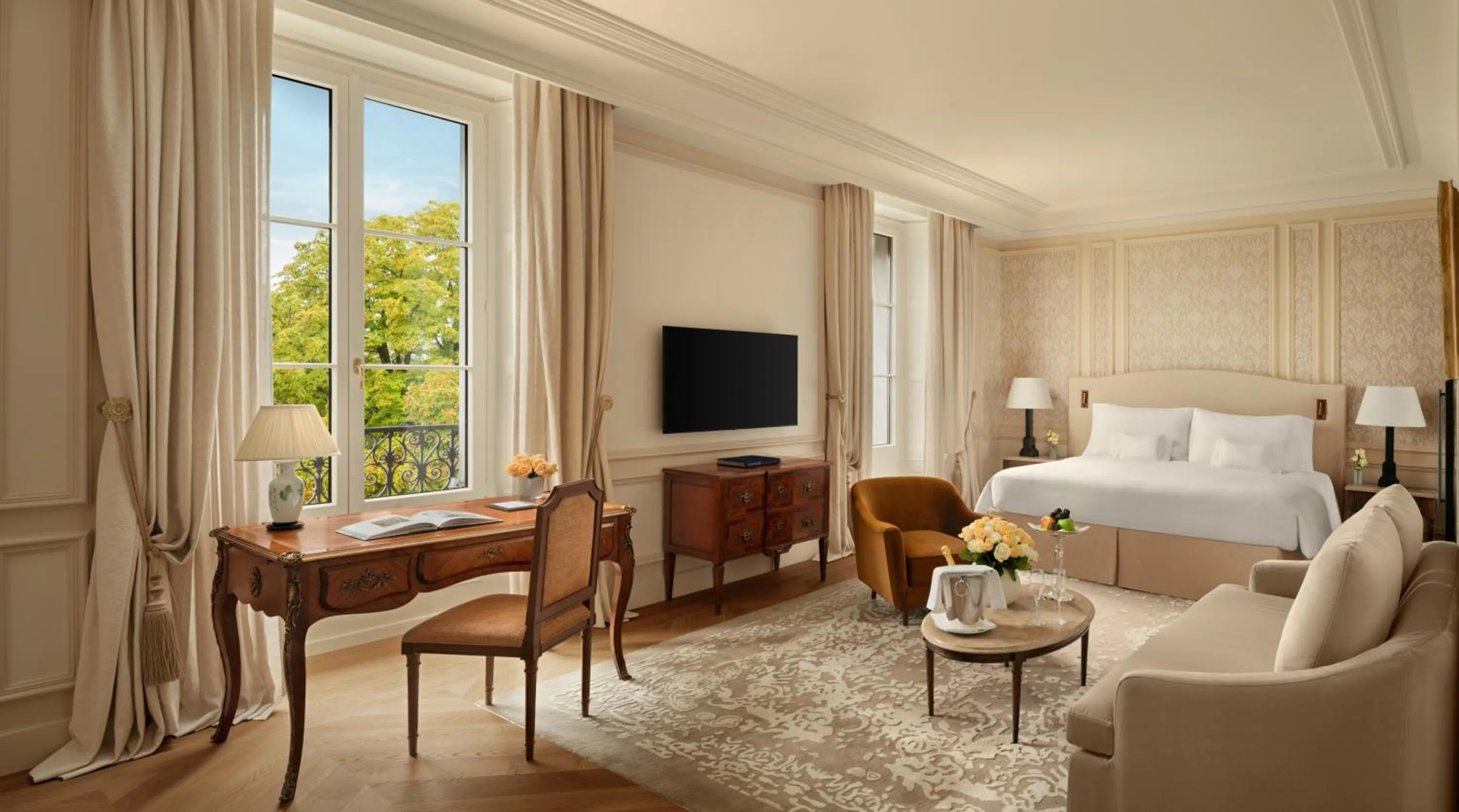 Photo of the whole room, Bed in Beau-Rivage Genève