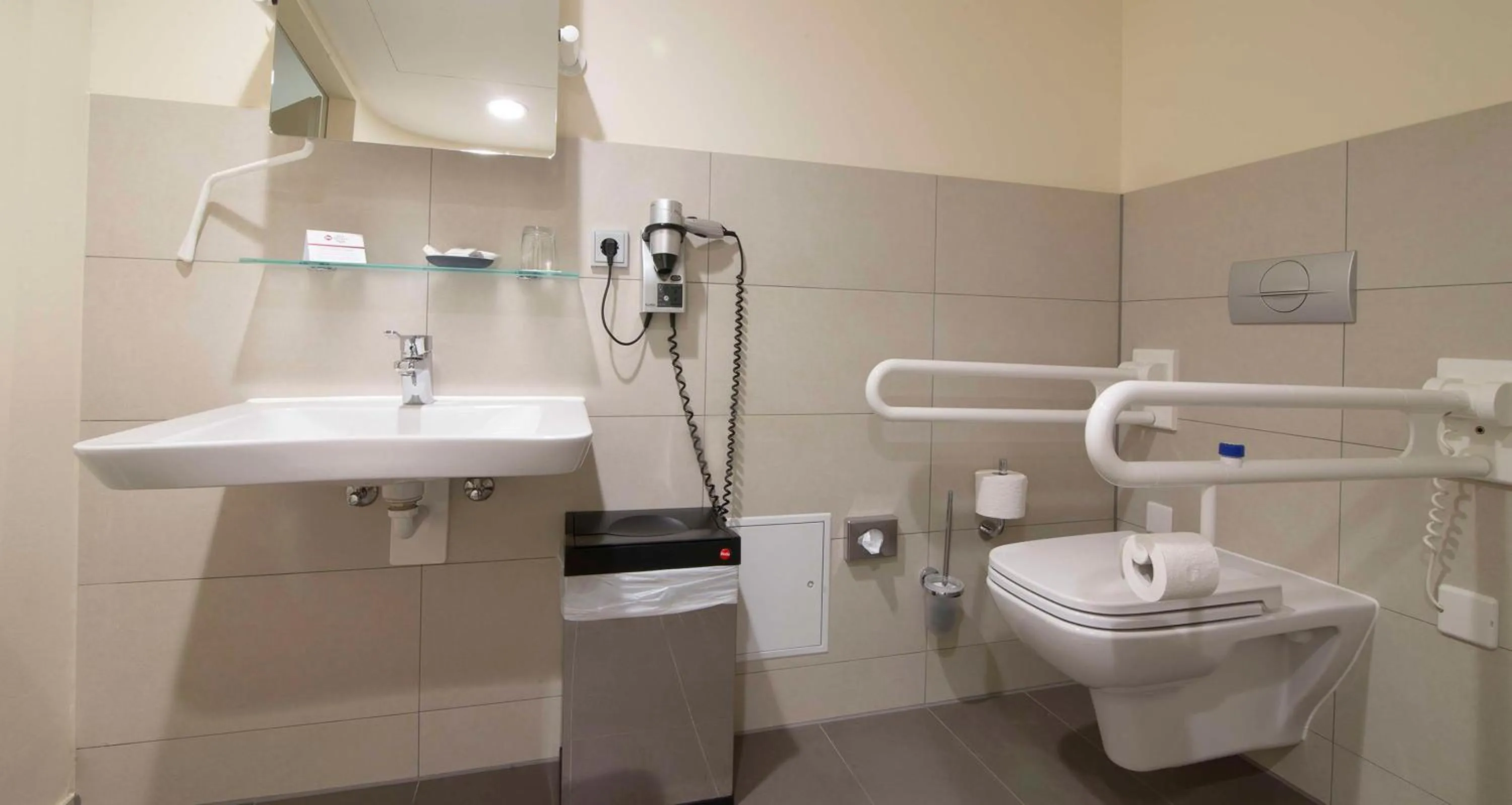 Toilet in Best Western Plus Hotel Bremerhaven