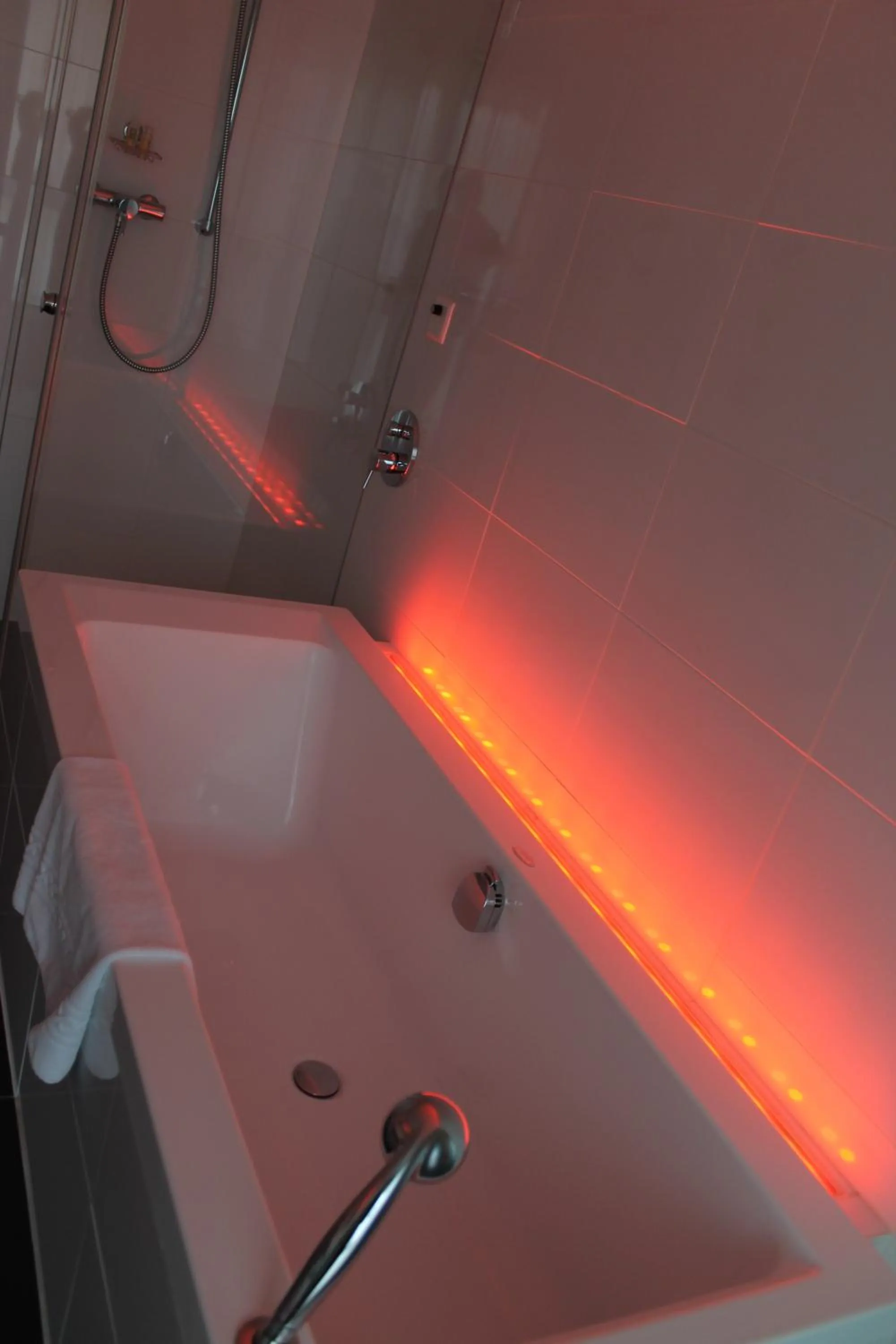 Bathroom in The New Midi