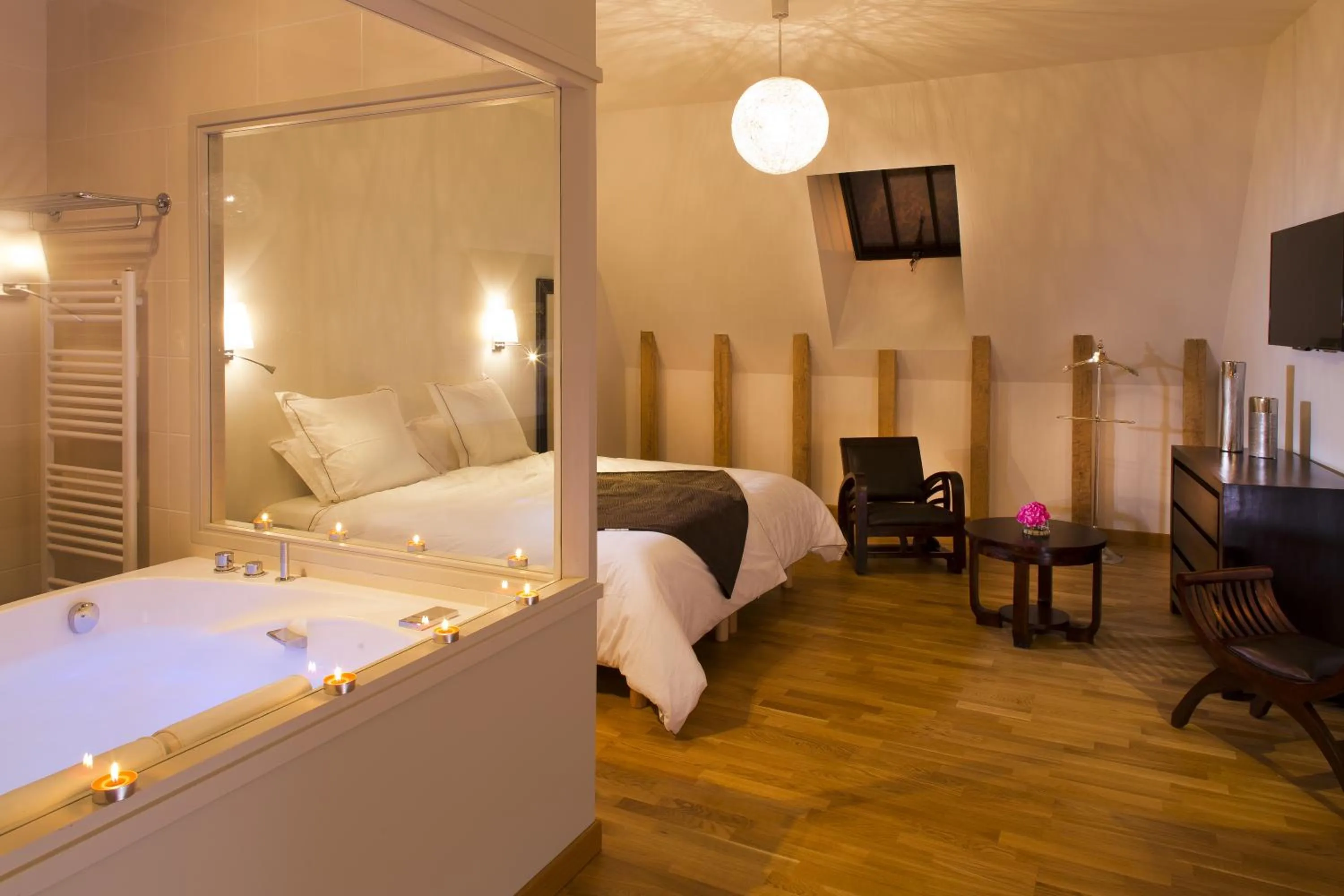 Massage, Bed in Demeures & Châteaux Auberge de la Tour - Hôtel & Restaurants - Marcolès Auvergne