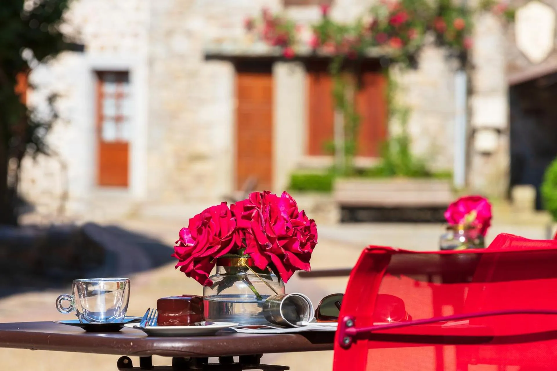 Patio in Demeures & Châteaux Auberge de la Tour - Hôtel & Restaurants - Marcolès Auvergne