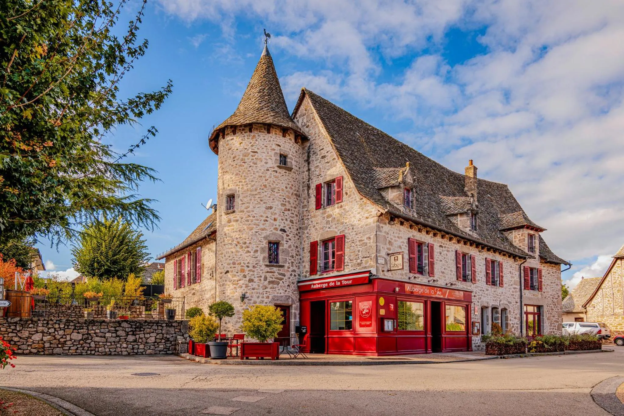 Property building in Demeures & Châteaux Auberge de la Tour - Hôtel & Restaurants - Marcolès Auvergne