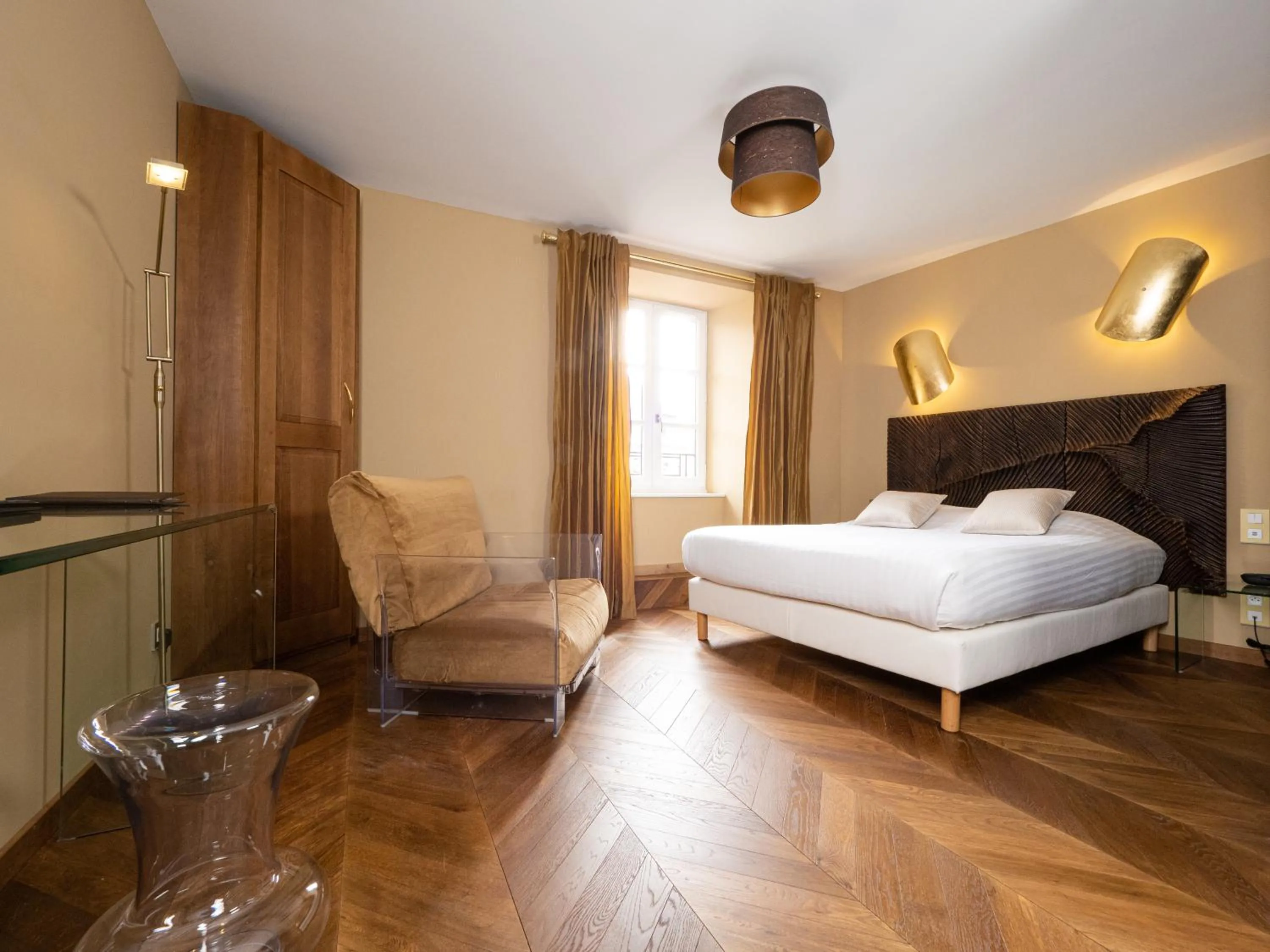 Property building, Bed in Demeures & Châteaux Auberge de la Tour - Hôtel & Restaurants - Marcolès Auvergne