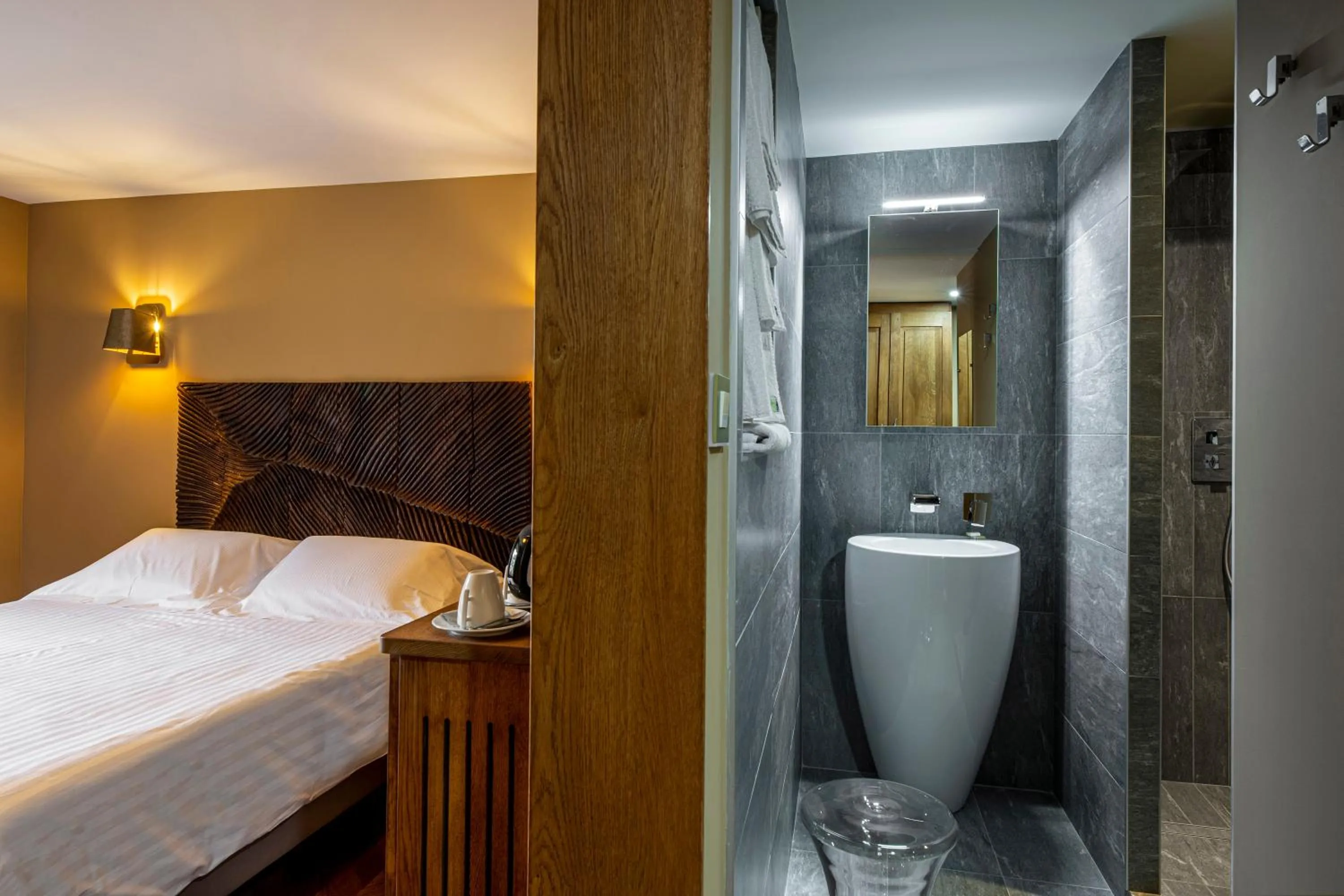 Shower, Bed in Demeures & Châteaux Auberge de la Tour - Hôtel & Restaurants - Marcolès Auvergne