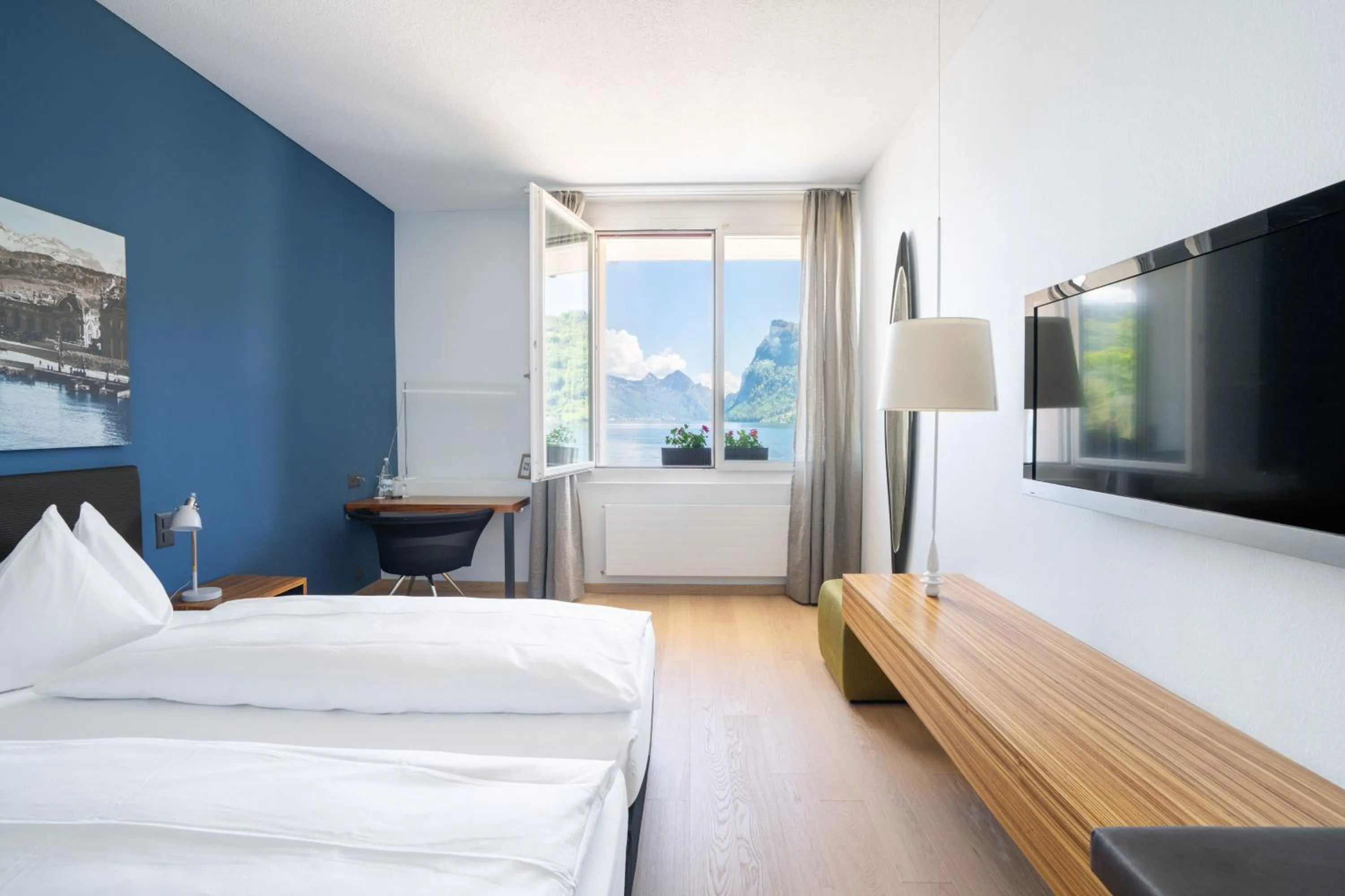 View (from property/room), Bed in Seehotel Kastanienbaum