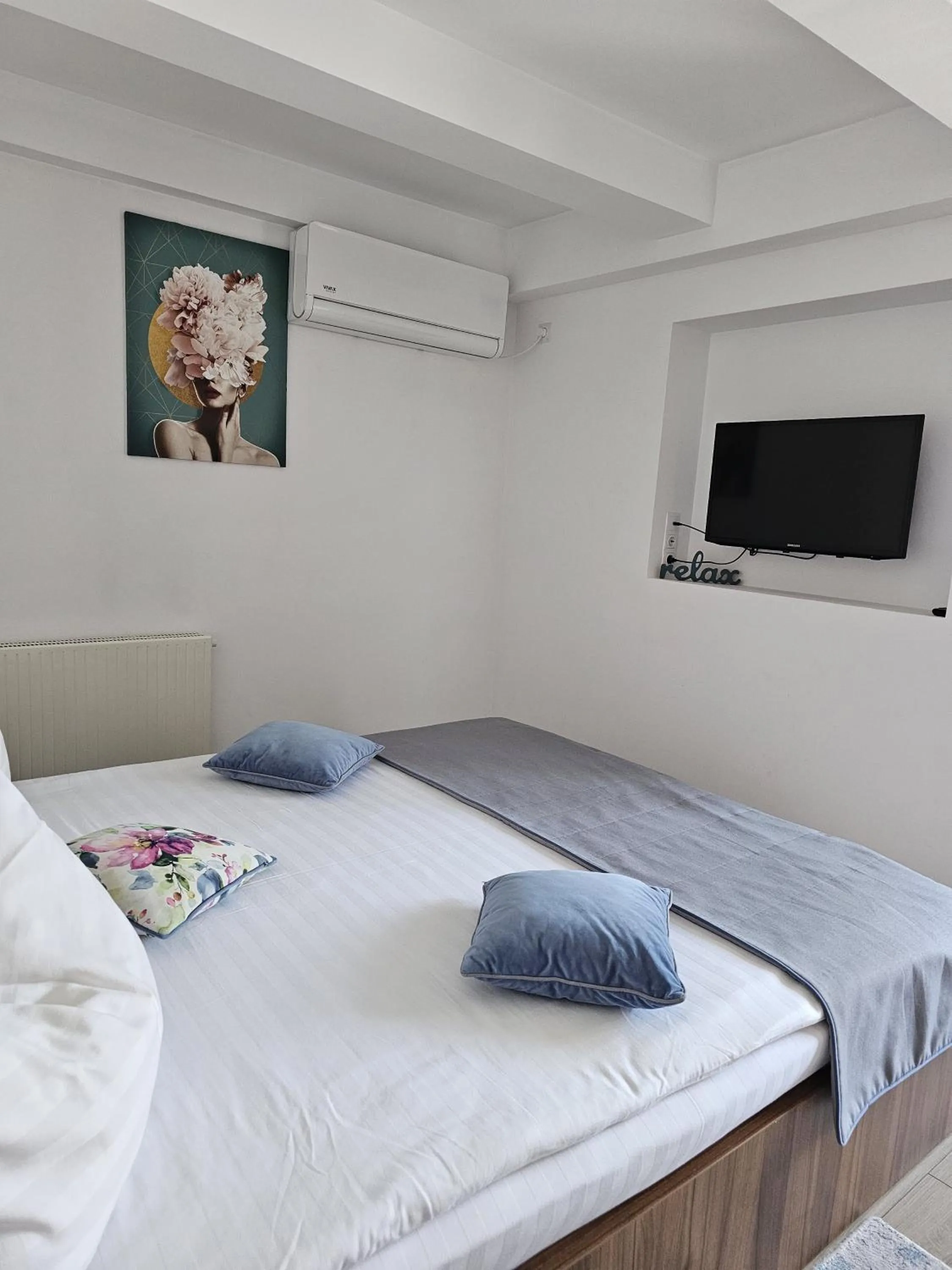 Bed in Pensiunea Transilvania