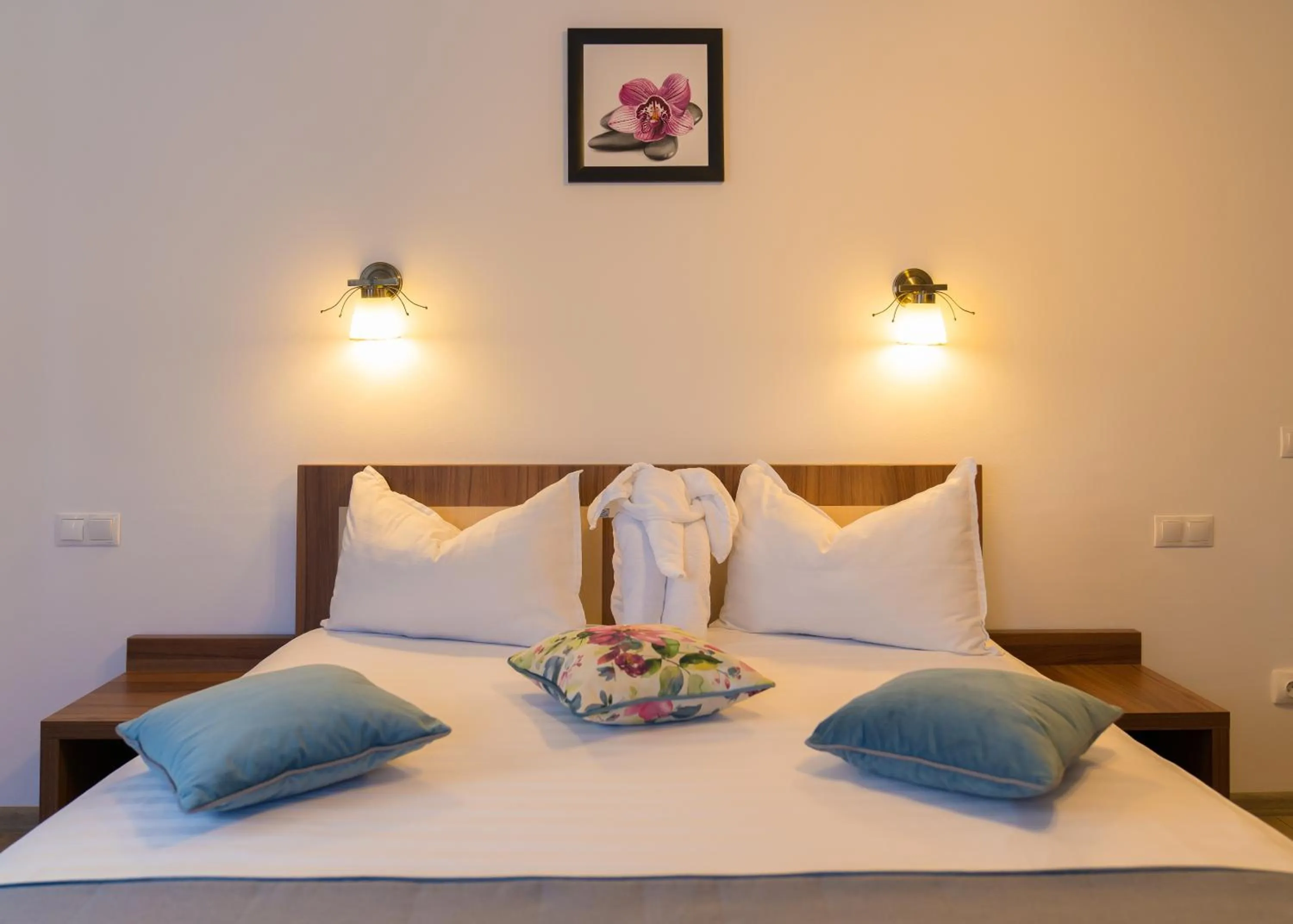 Bed in Pensiunea Transilvania