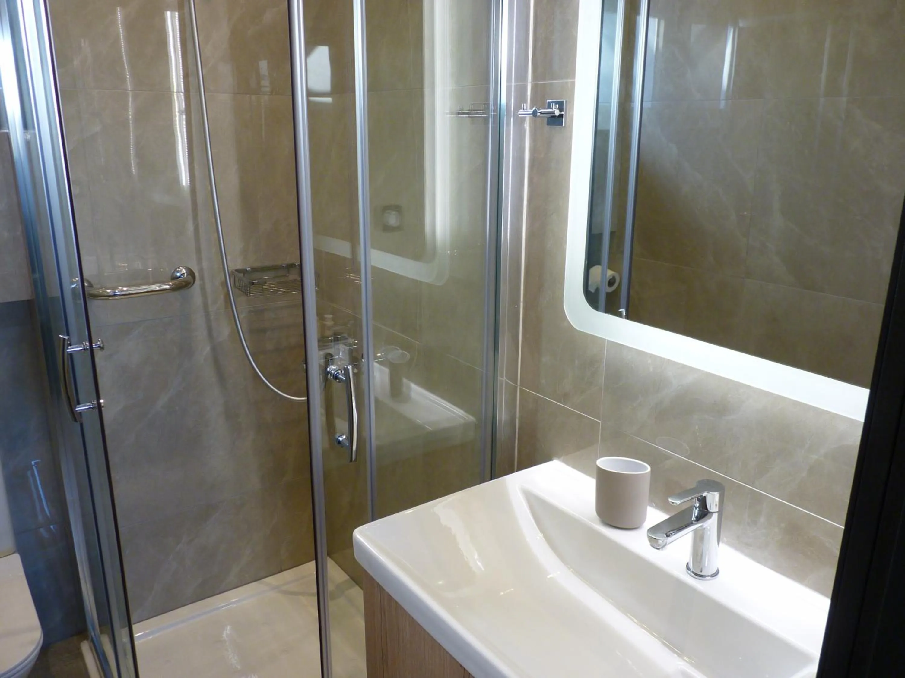 Comfort Suites & Rooms