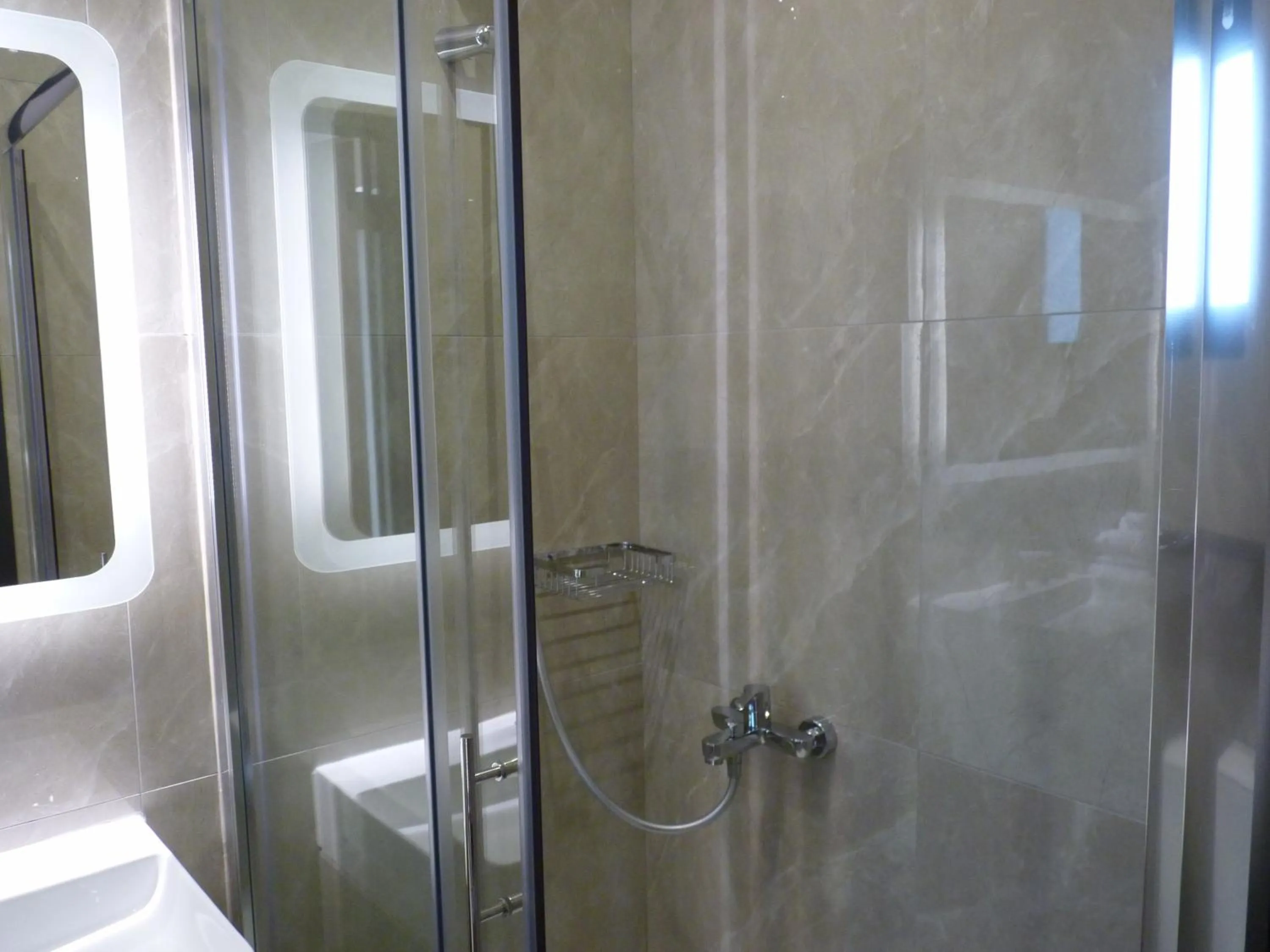 Comfort Suites & Rooms