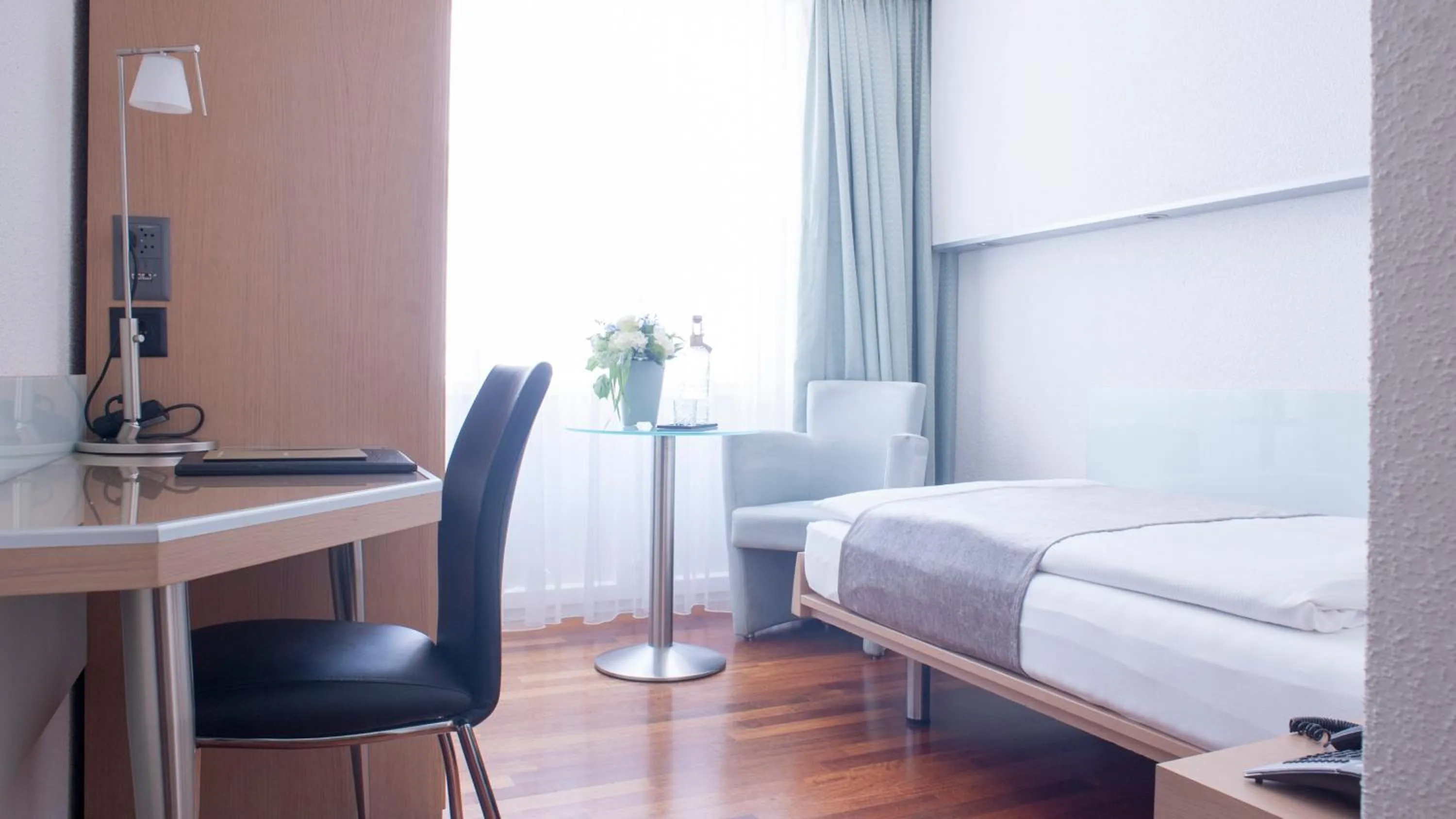 Photo of the whole room, Bed in Hotel Krone Unterstrass