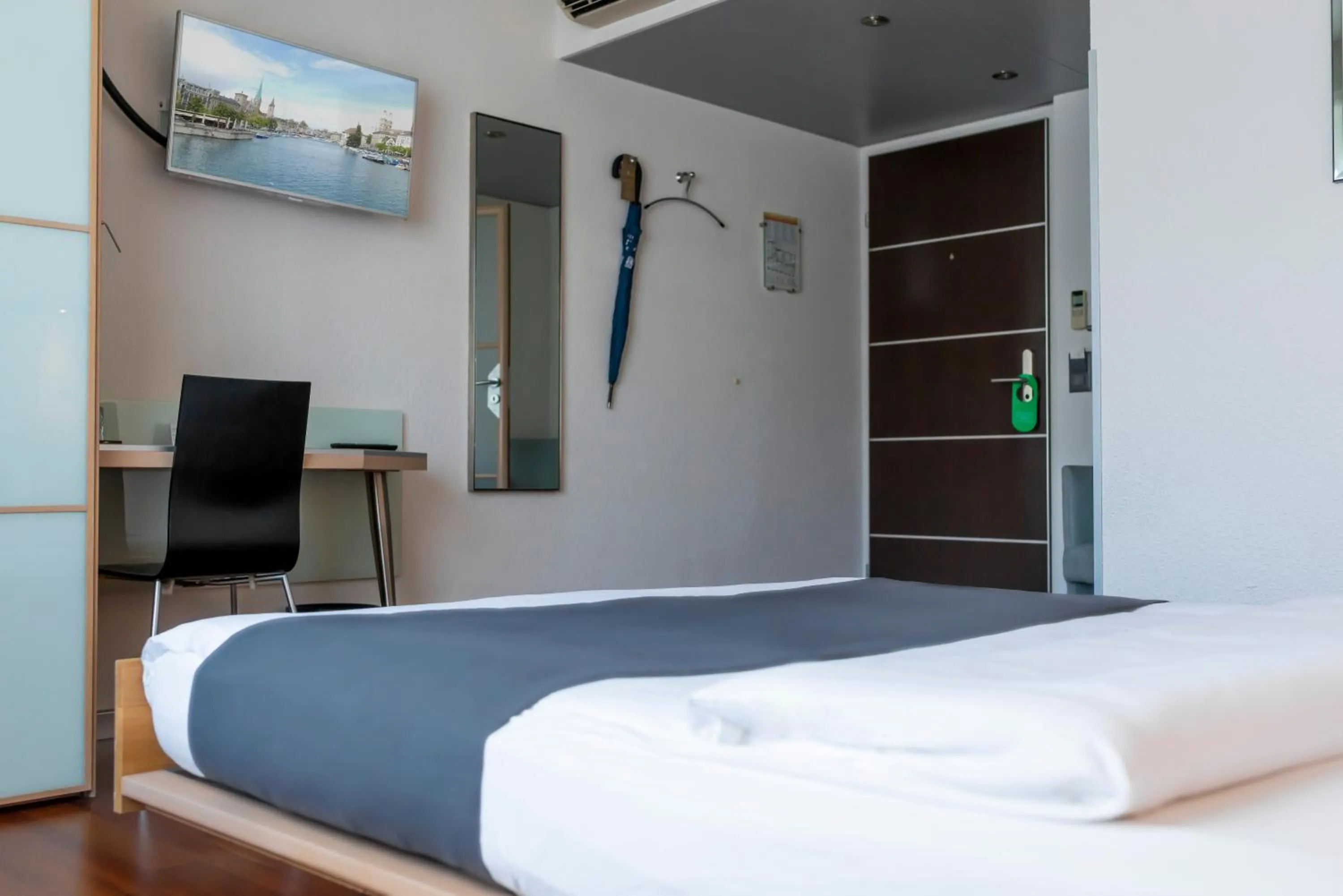 Photo of the whole room, Bed in Hotel Krone Unterstrass