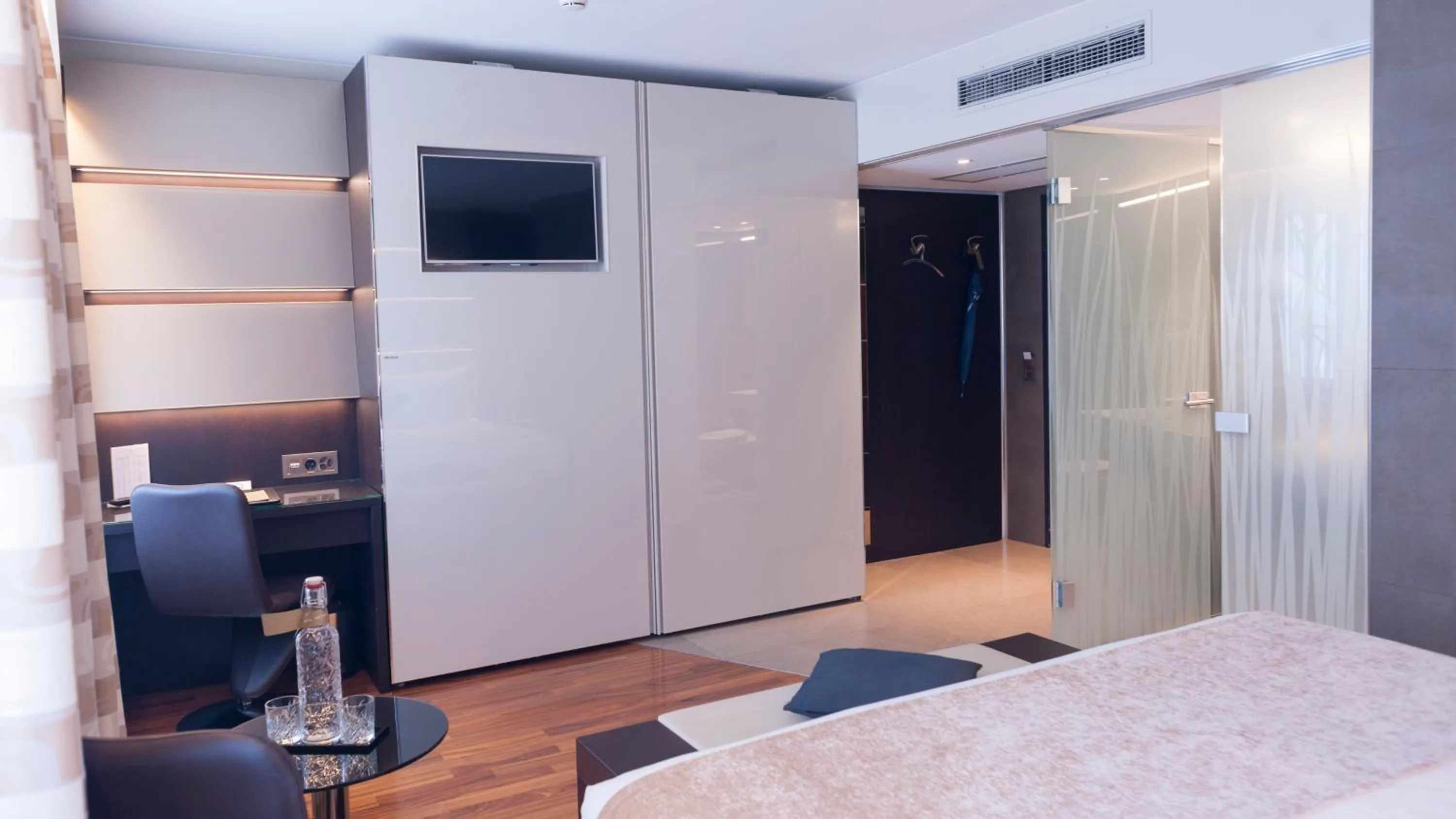 Bedroom, Bed in Hotel Krone Unterstrass