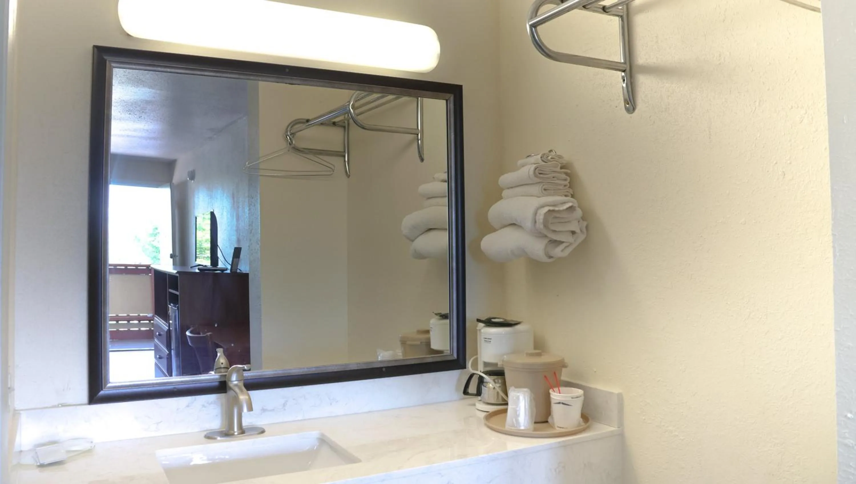 Bathroom in Chippewa Motel Mount Pleasant