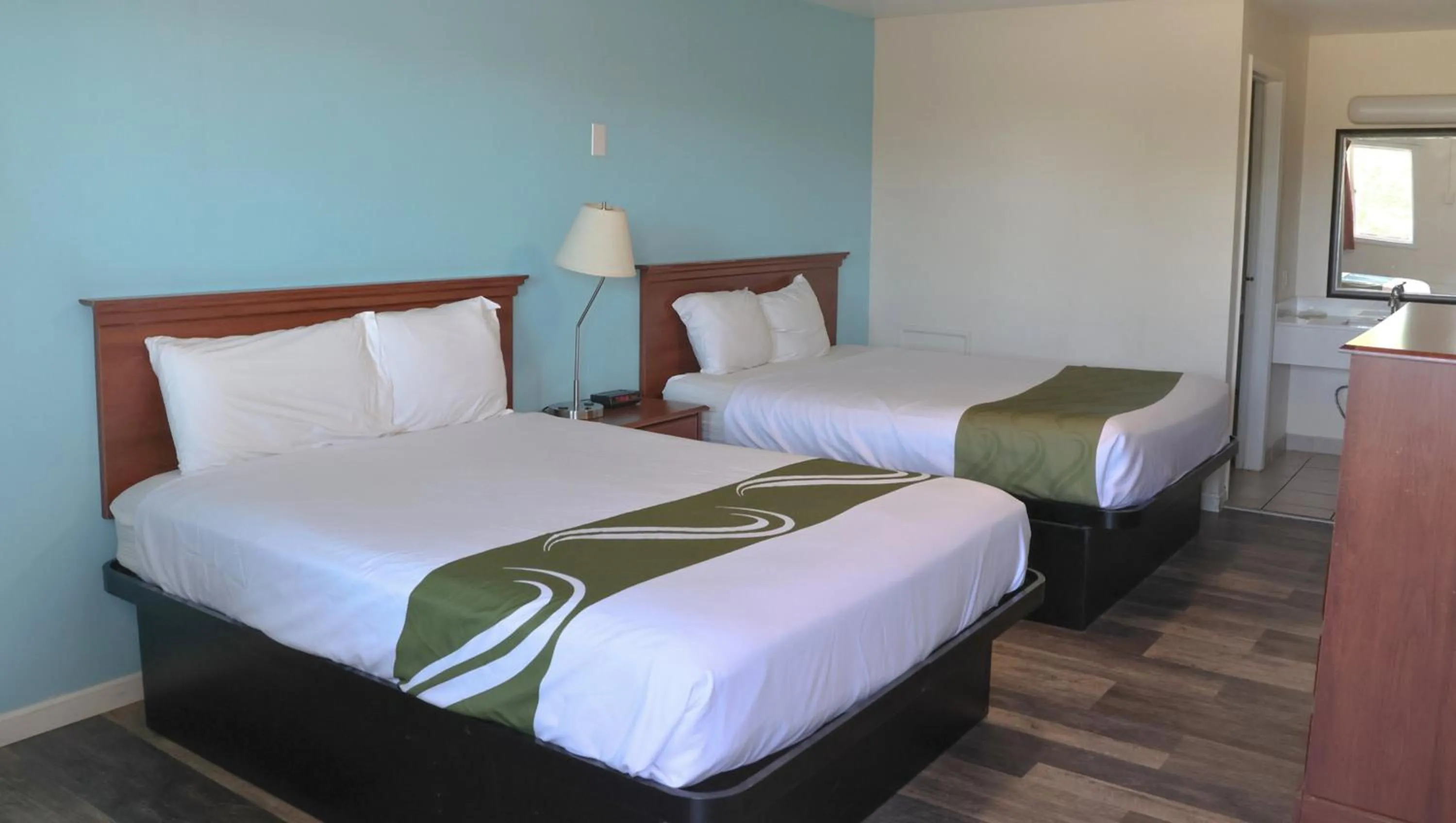 Photo of the whole room, Bed in Chippewa Motel Mount Pleasant