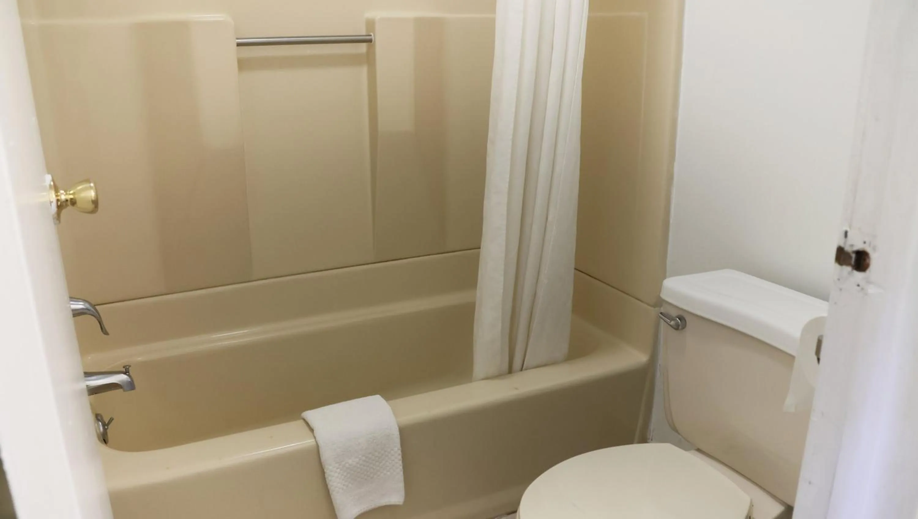 Bathroom in Chippewa Motel Mount Pleasant