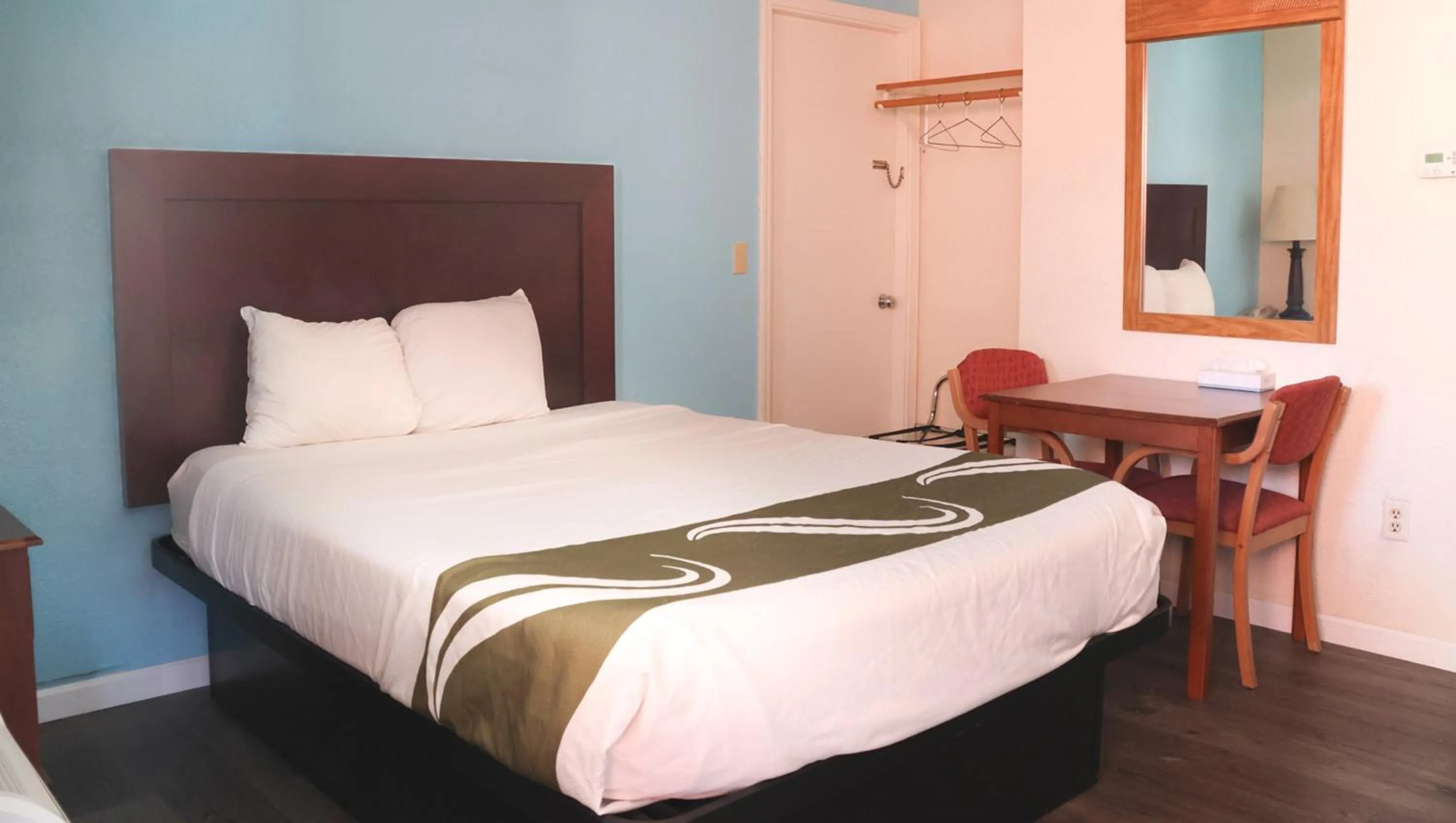 Photo of the whole room, Bed in Chippewa Motel Mount Pleasant