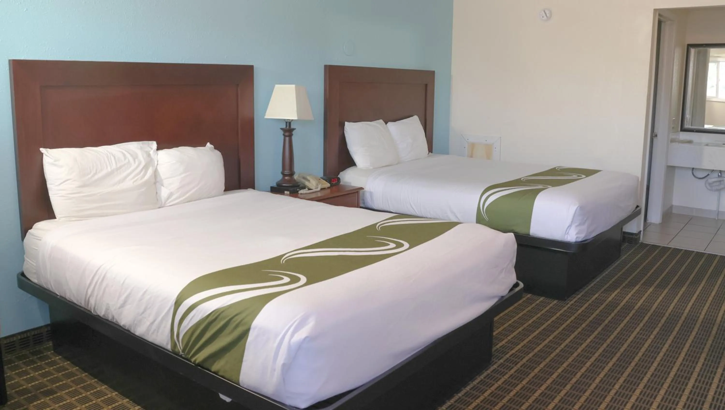 Photo of the whole room, Bed in Chippewa Motel Mount Pleasant