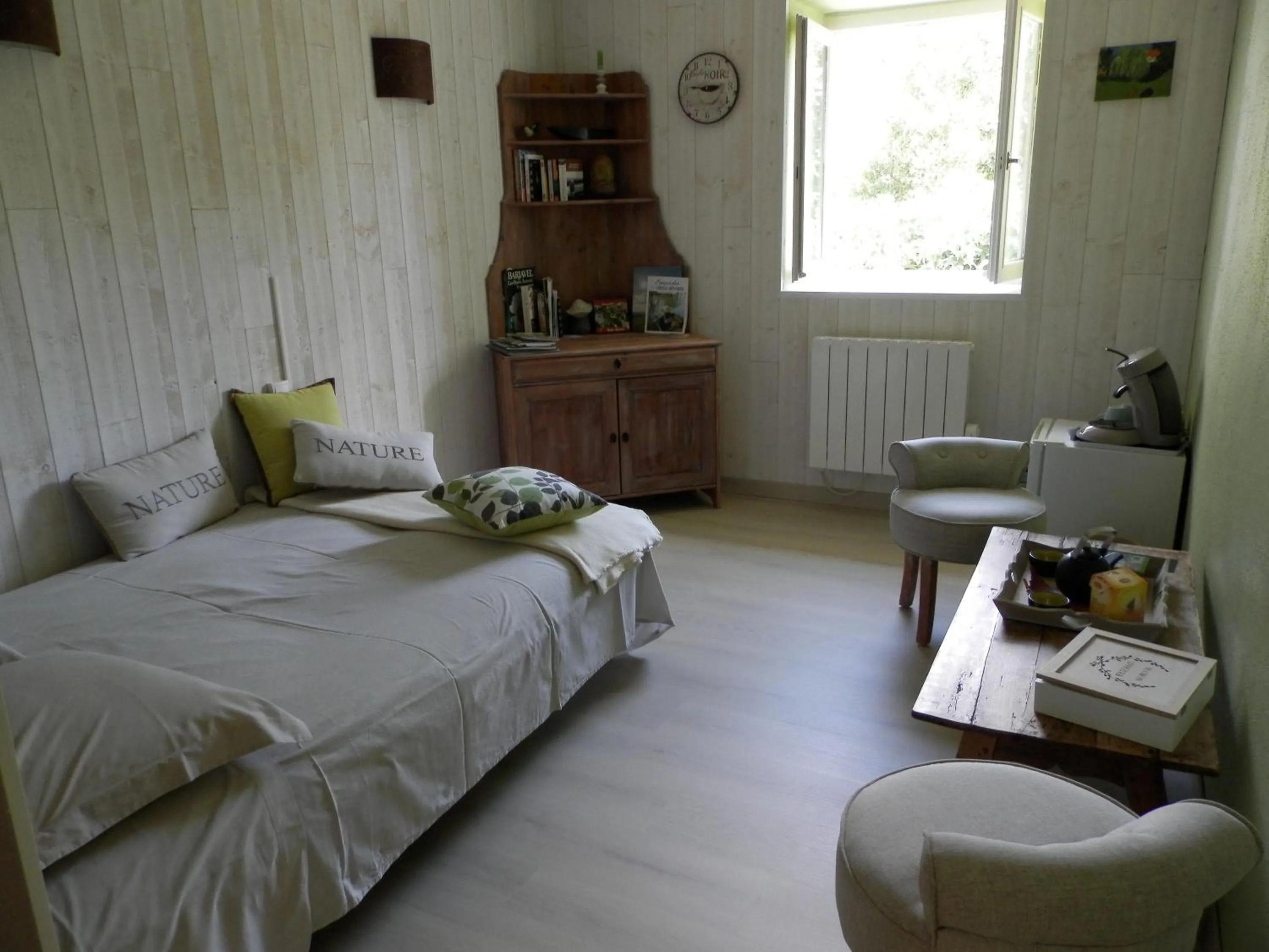 Living room, Bed in Au pré du Mignon aux portes du Marais Poitevin