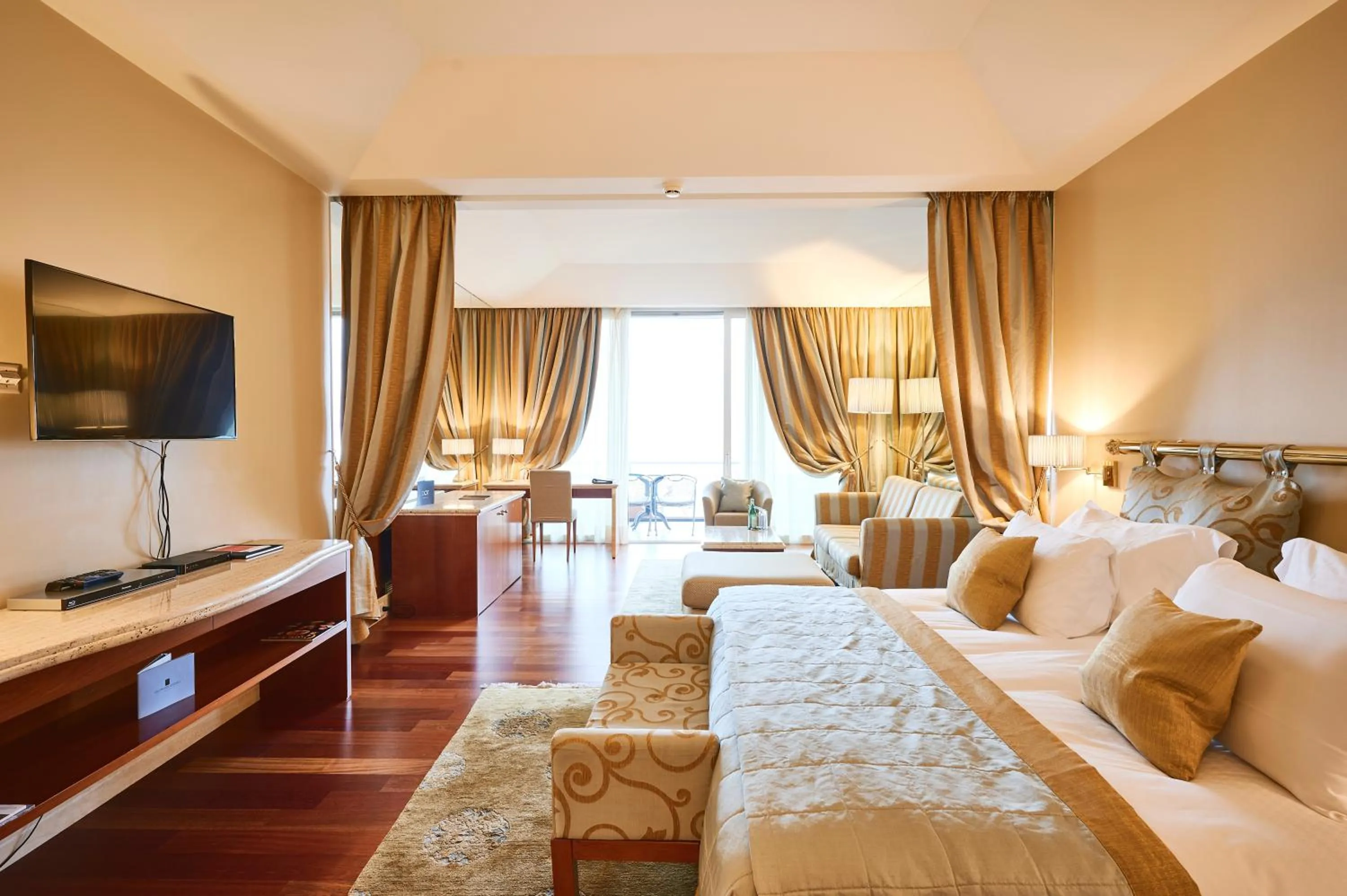 Living room, Bed in Villa Principe Leopoldo