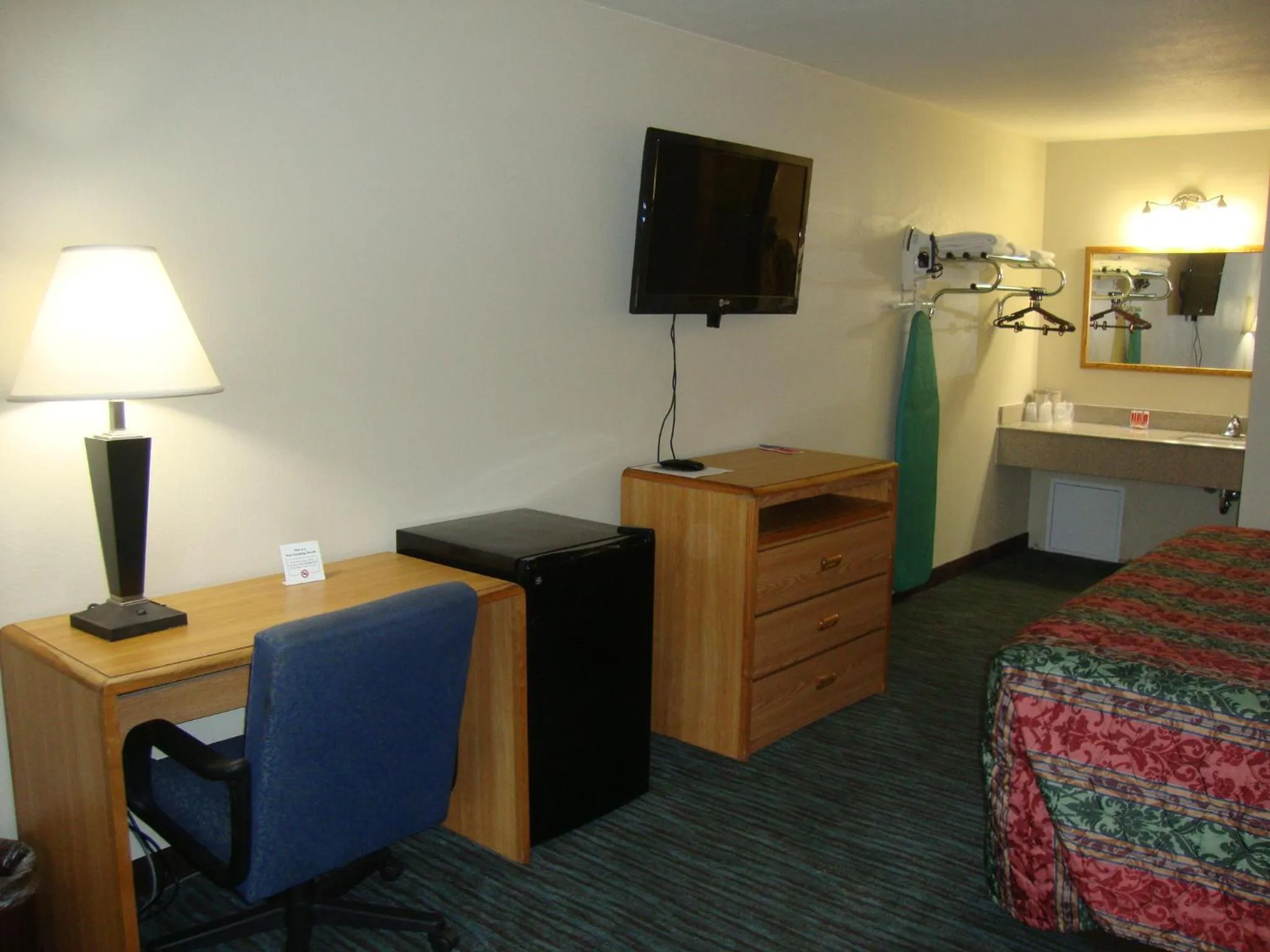 Seating area, Bed in Econo Lodge Inn & Suites Jackson Northwest