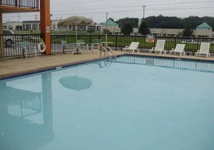 Swimming pool in Econo Lodge Inn & Suites Jackson Northwest
