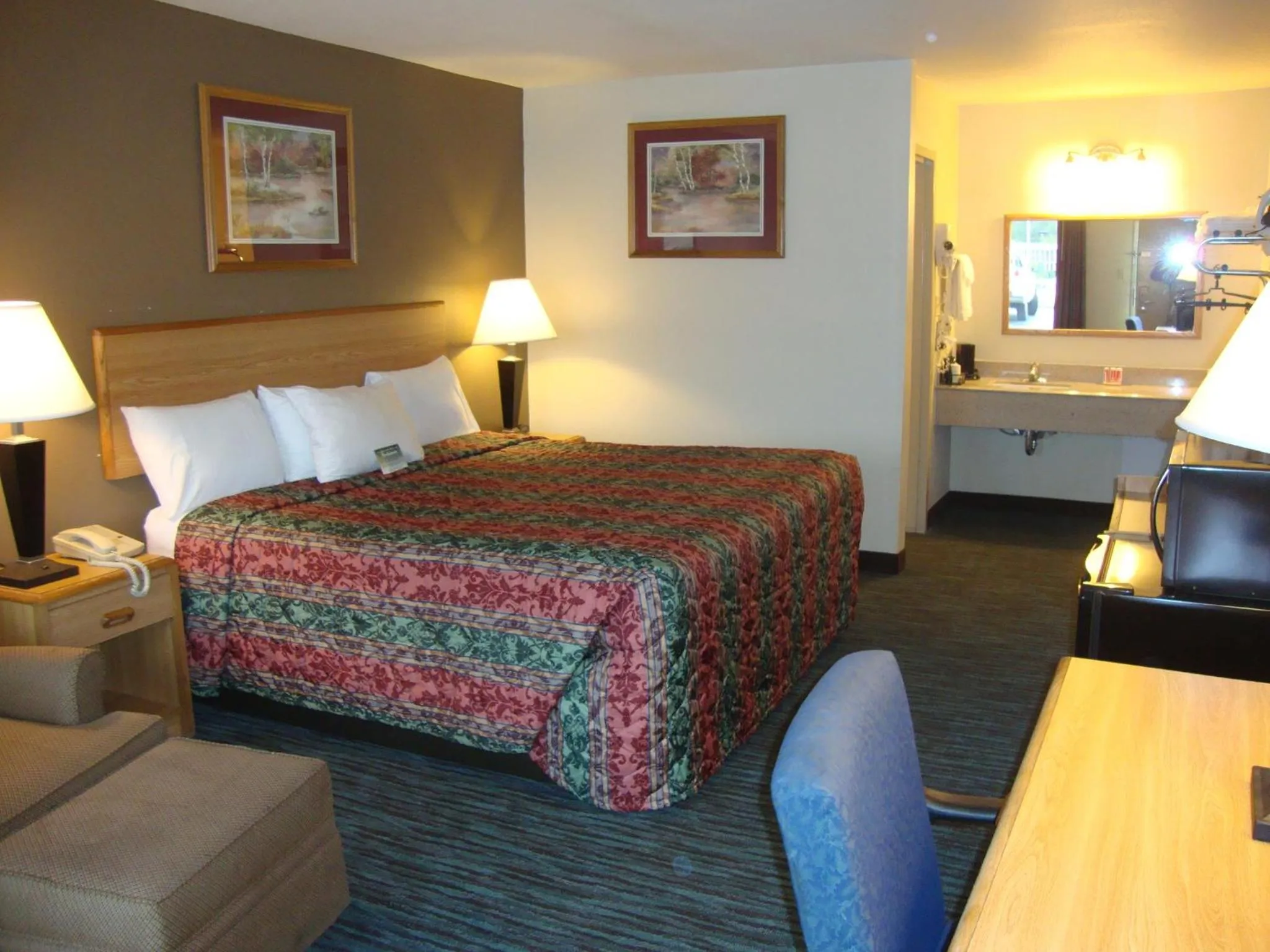 Photo of the whole room, Bed in Econo Lodge Inn & Suites Jackson Northwest