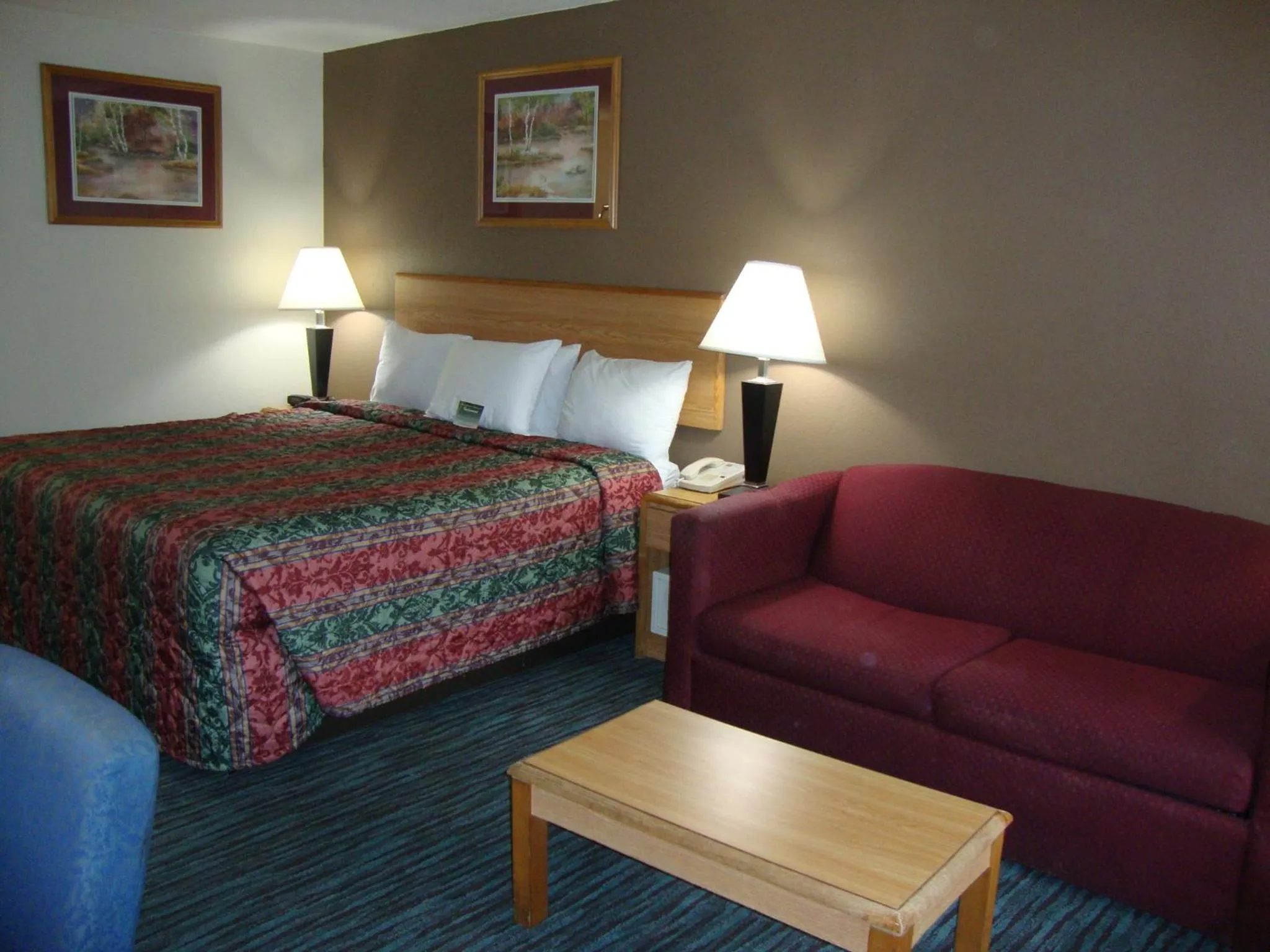 Photo of the whole room, Bed in Econo Lodge Inn & Suites Jackson Northwest
